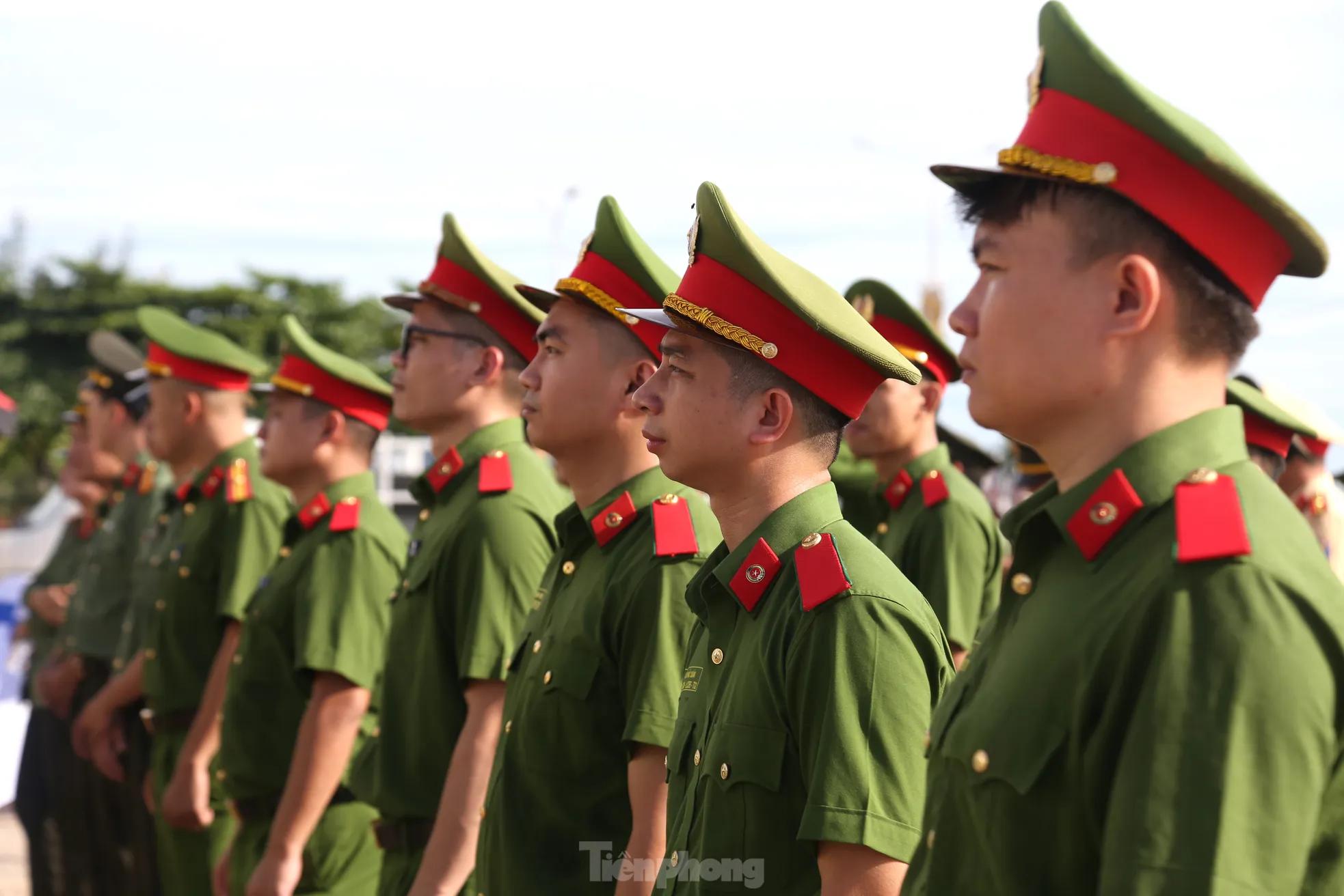Hàng trăm cán bộ, chiến sĩ chung tay làm sạch bãi biển Cửa Lò ảnh 3