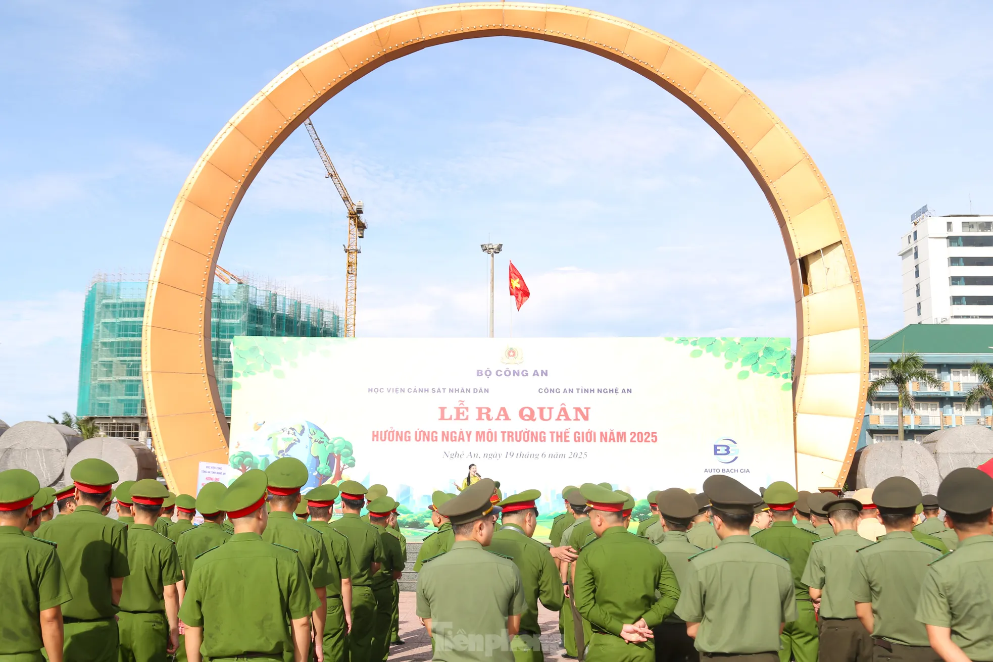 Hàng trăm cán bộ, chiến sĩ chung tay làm sạch bãi biển Cửa Lò ảnh 1