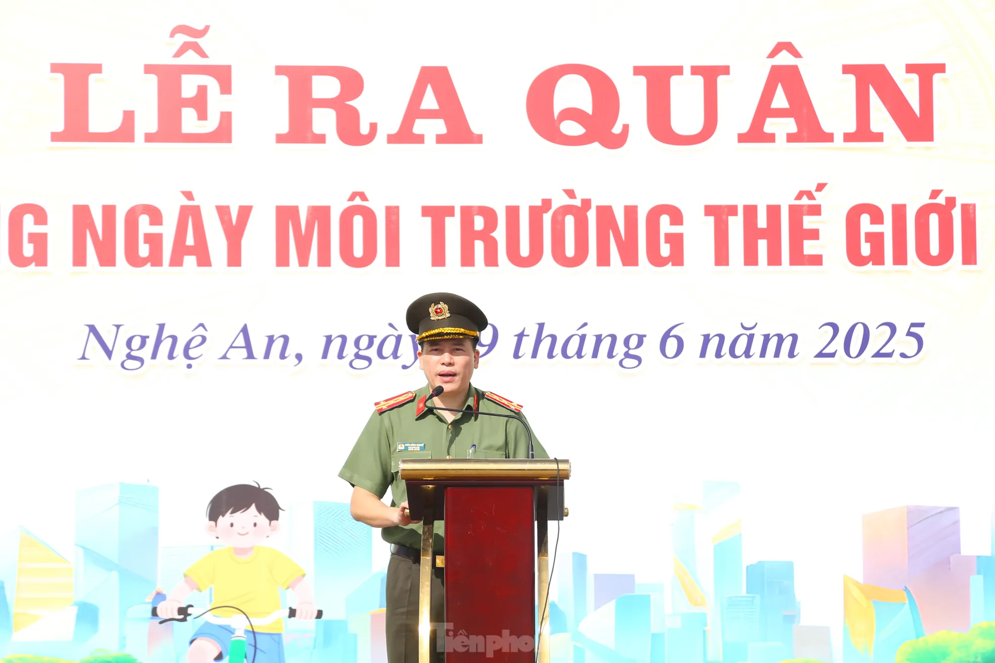 Hàng trăm cán bộ, chiến sĩ chung tay làm sạch bãi biển Cửa Lò ảnh 4