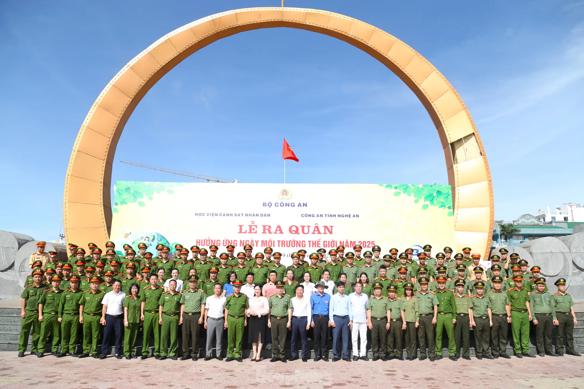 Hàng trăm cán bộ, chiến sĩ chung tay làm sạch bãi biển Cửa Lò ảnh 17