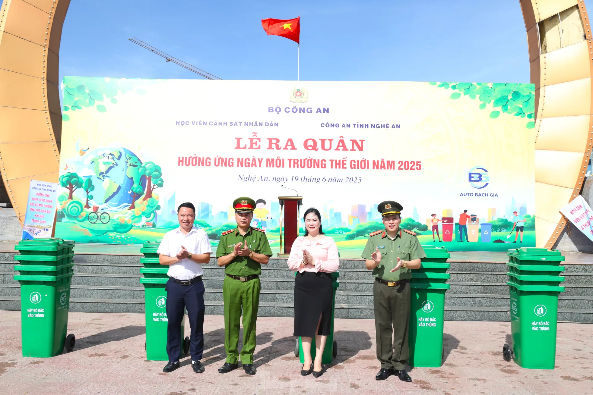 Hàng trăm cán bộ, chiến sĩ chung tay làm sạch bãi biển Cửa Lò ảnh 5