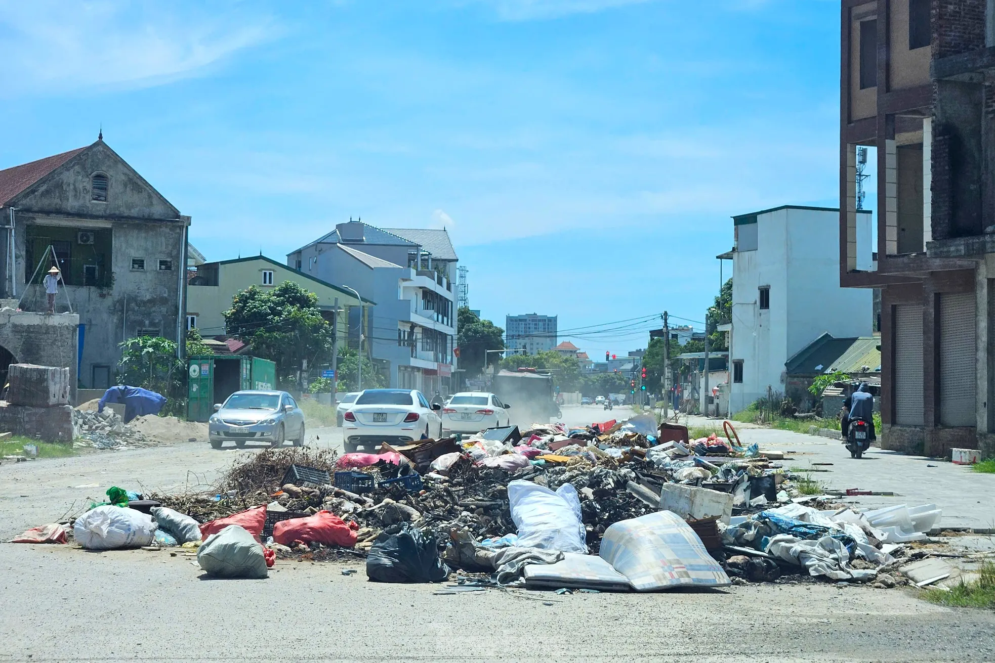 Rác thải ngổn ngang, tràn ra lòng đường trung tâm thành phố ở Nghệ An ảnh 2