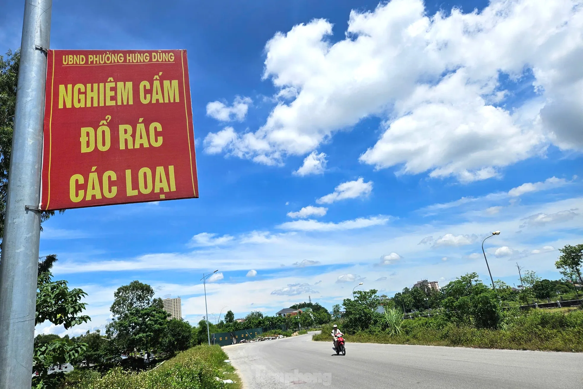 Rác thải ngổn ngang, tràn ra lòng đường trung tâm thành phố ở Nghệ An ảnh 6