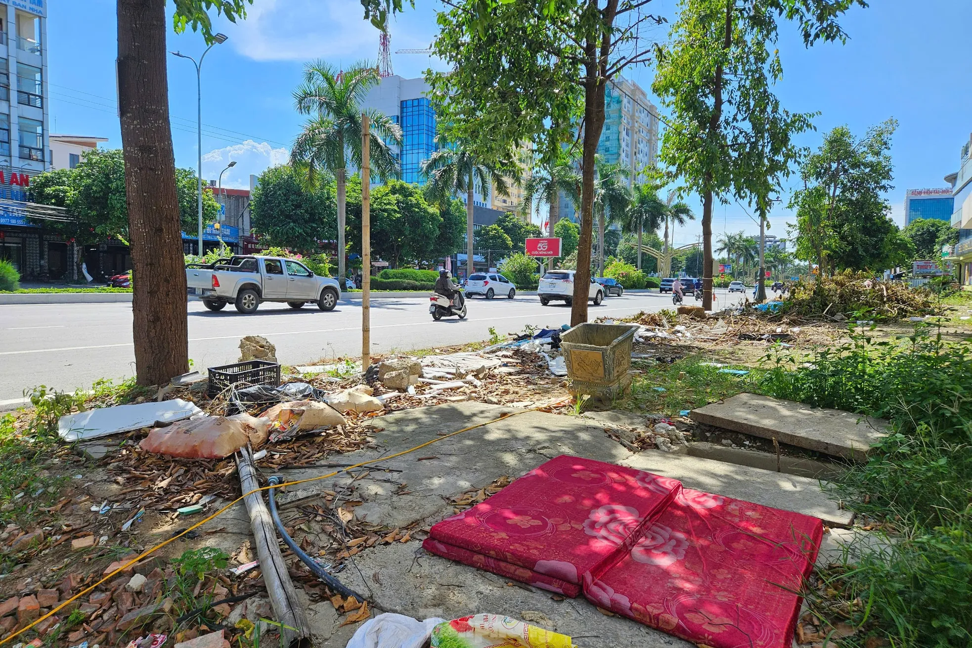 Rác thải ngổn ngang, tràn ra lòng đường trung tâm thành phố ở Nghệ An ảnh 8