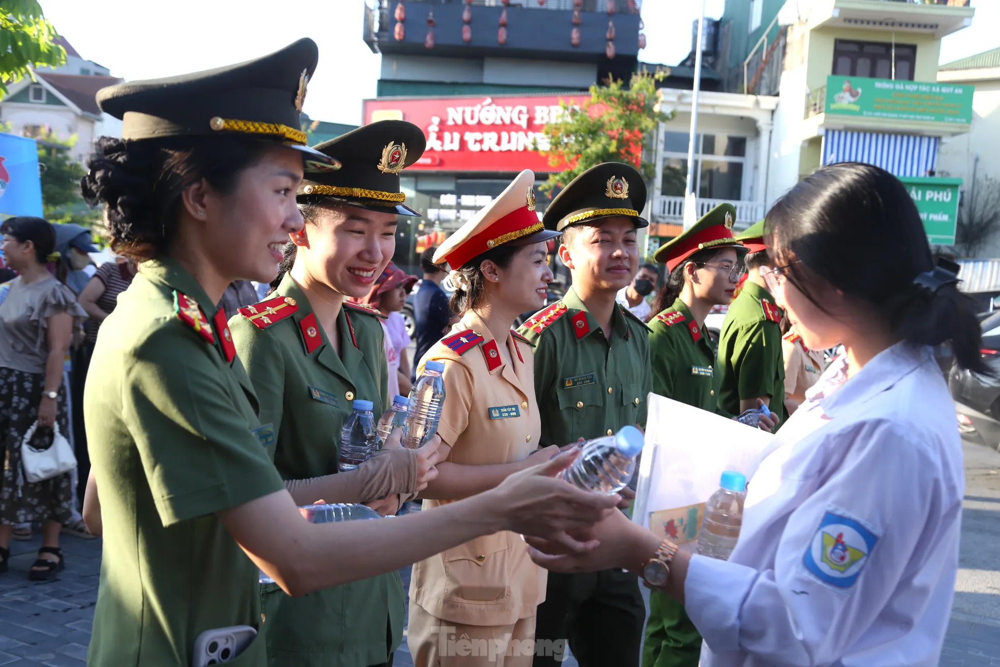 Hình ảnh đẹp chiến sĩ công an tiếp sức mùa thi ảnh 5