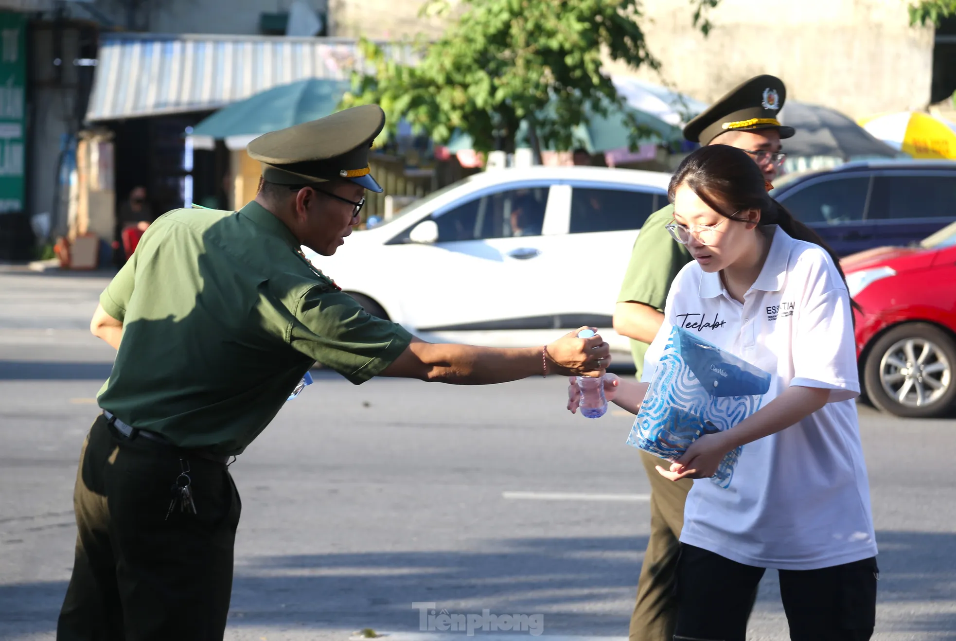 Hình ảnh đẹp chiến sĩ công an tiếp sức mùa thi ảnh 2