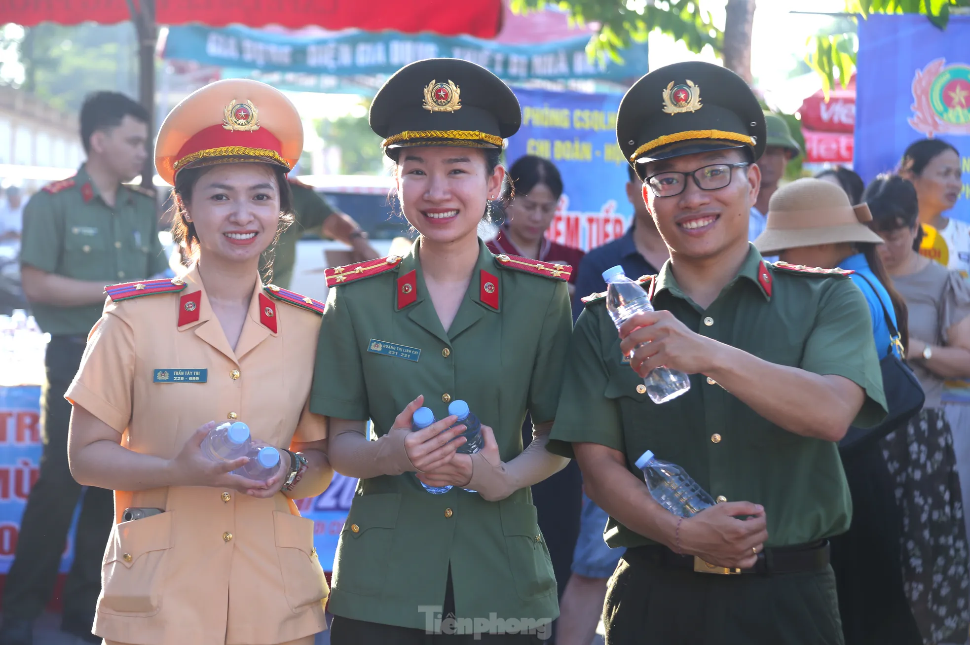 Hình ảnh đẹp chiến sĩ công an tiếp sức mùa thi ảnh 4