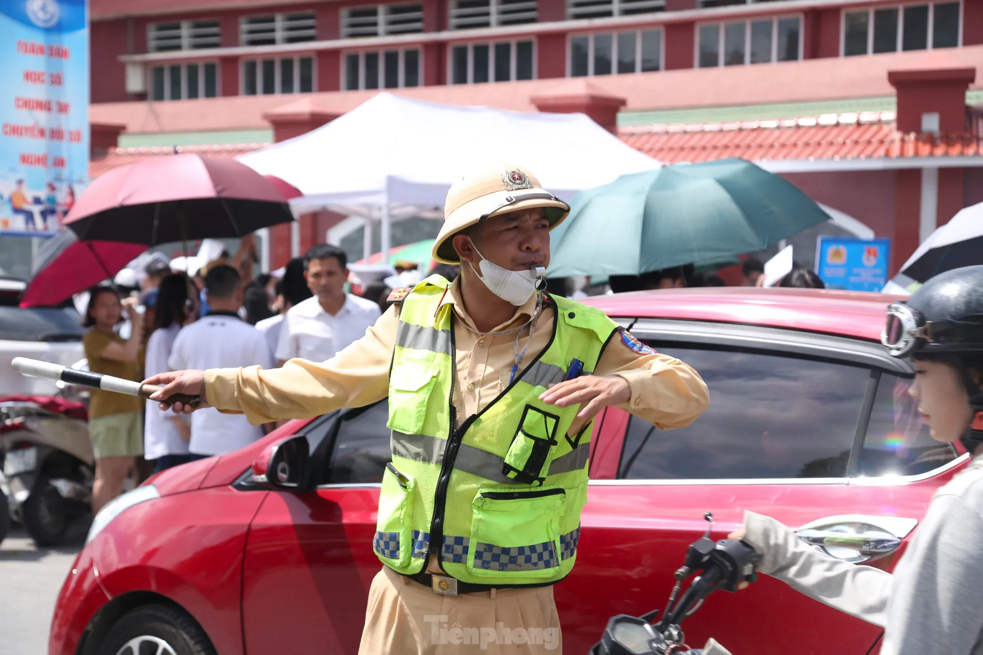 Hình ảnh đẹp chiến sĩ công an tiếp sức mùa thi ảnh 7