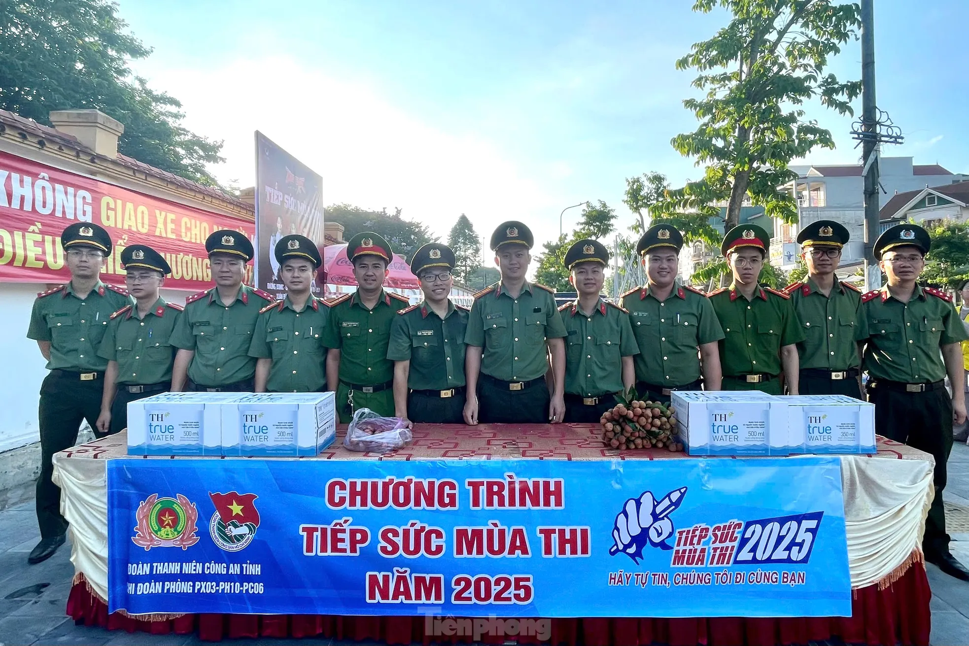 Hình ảnh đẹp chiến sĩ công an tiếp sức mùa thi ảnh 1