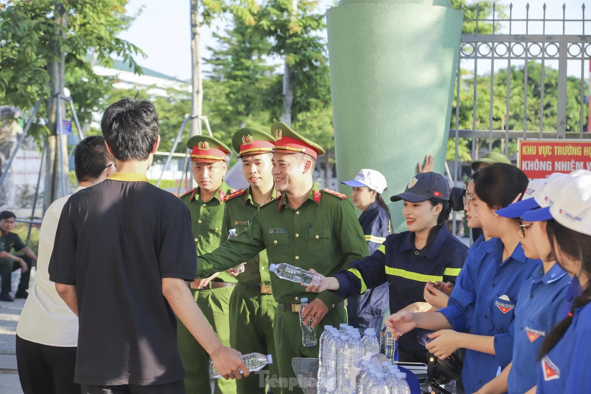 Hình ảnh đẹp chiến sĩ công an tiếp sức mùa thi ảnh 12