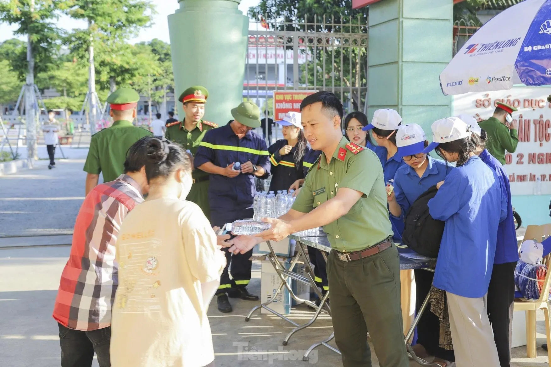 Hình ảnh đẹp chiến sĩ công an tiếp sức mùa thi ảnh 11
