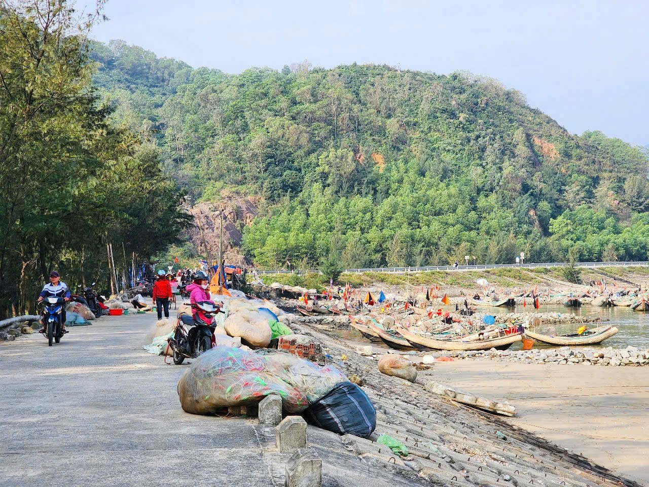 Vươn khơi đầu năm, ngư dân phấn khởi đón ‘lộc trời’ ảnh 6