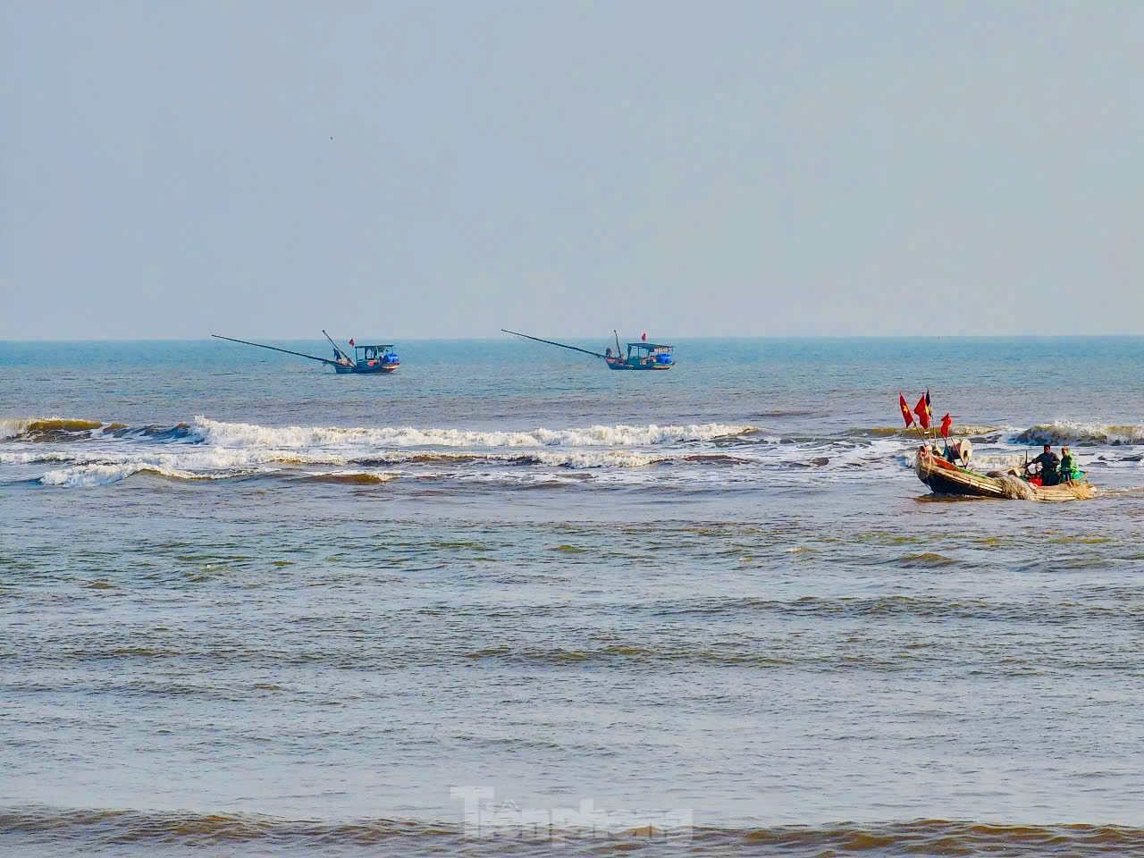 Vươn khơi đầu năm, ngư dân phấn khởi đón ‘lộc trời’ ảnh 3