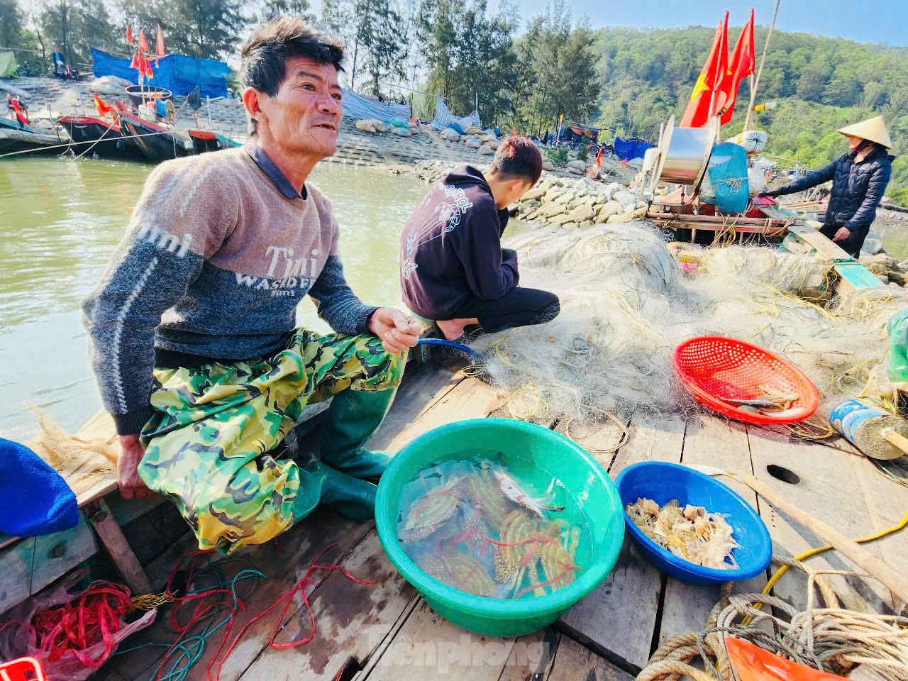 Vươn khơi đầu năm, ngư dân phấn khởi đón ‘lộc trời’ ảnh 8