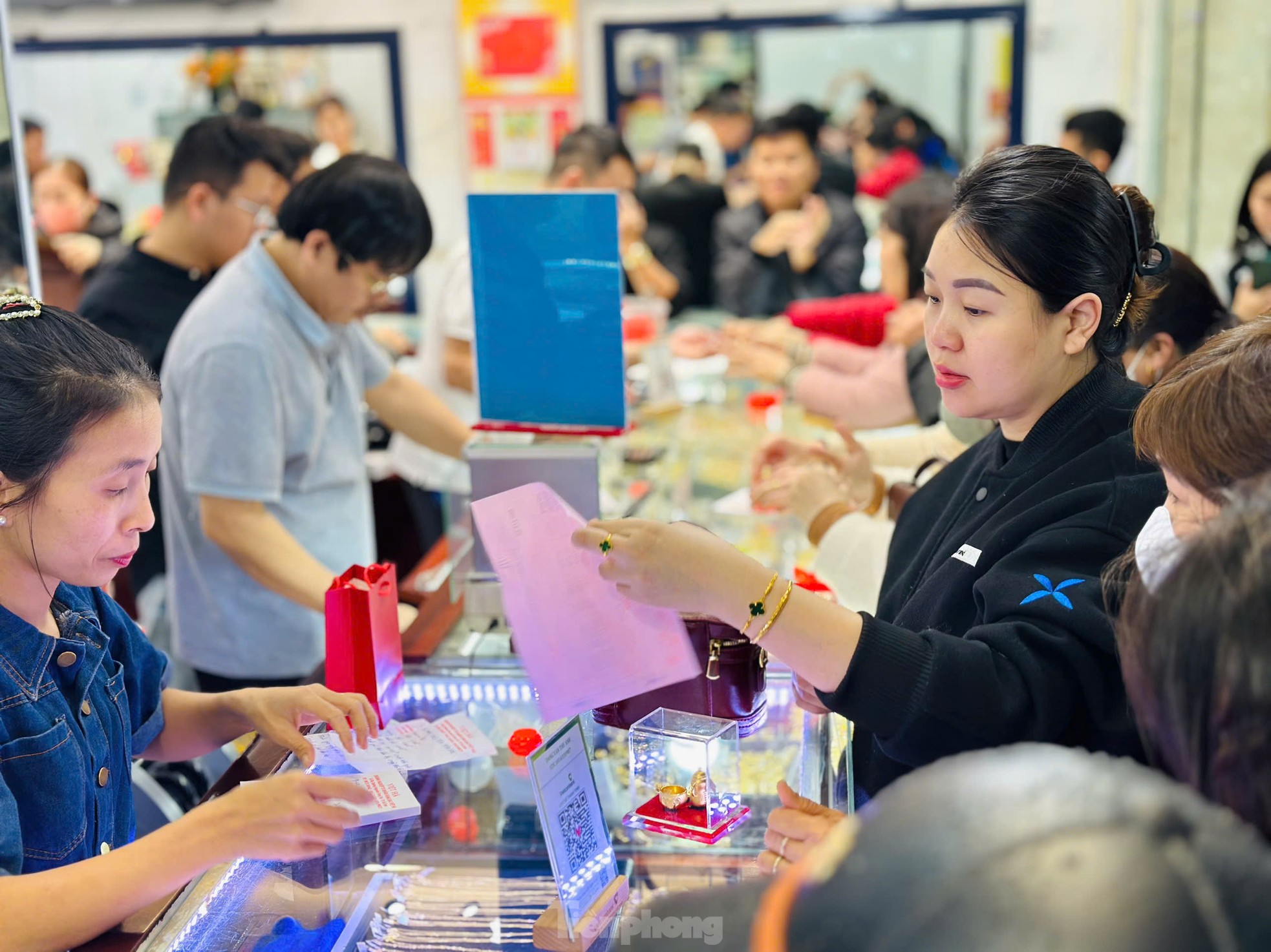 Tiệm vàng ngày Thần tài: Nơi chen chúc, chỗ vắng hoe ảnh 4