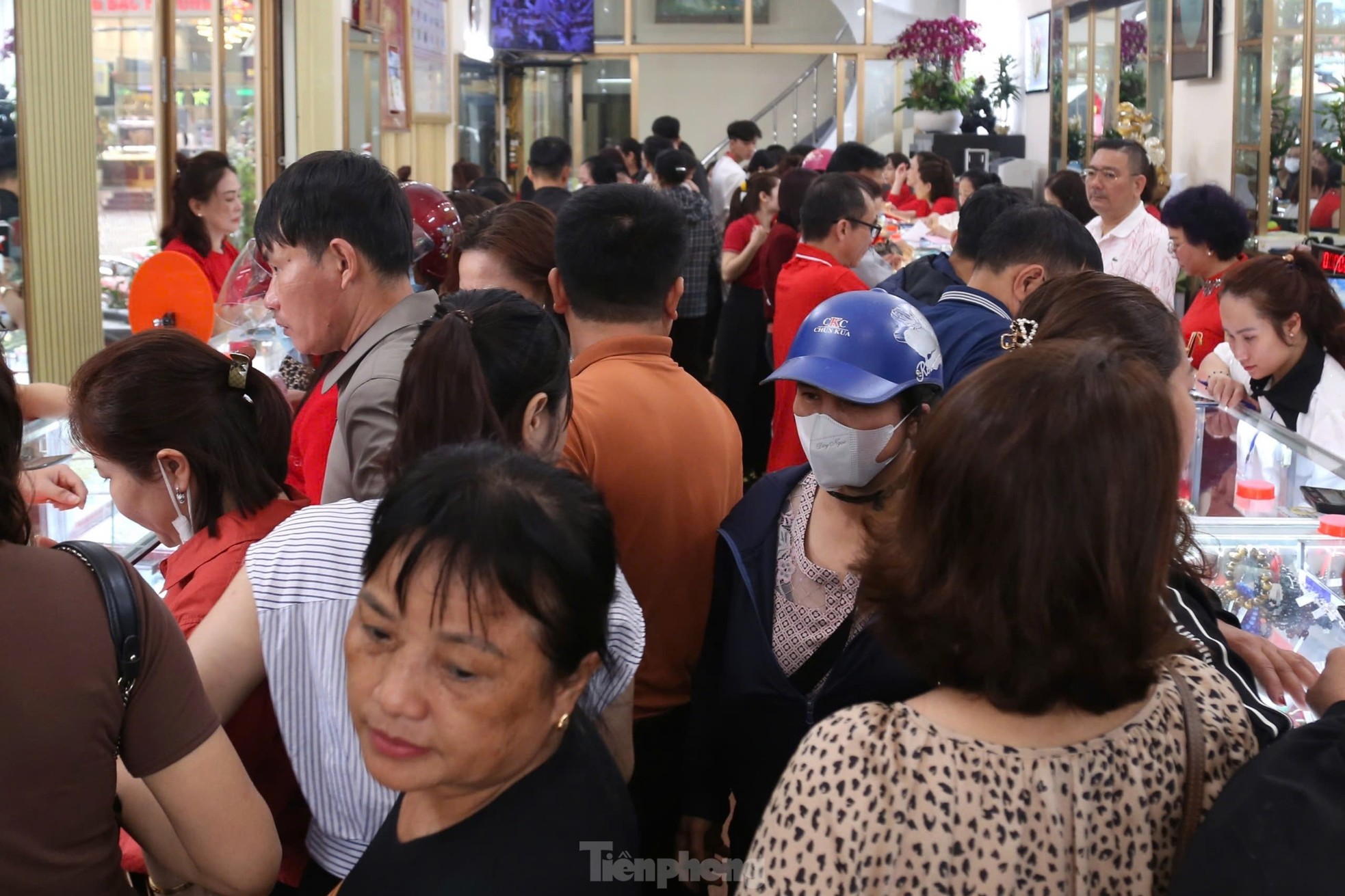 Tiệm vàng ngày Thần tài: Nơi chen chúc, chỗ vắng hoe ảnh 9