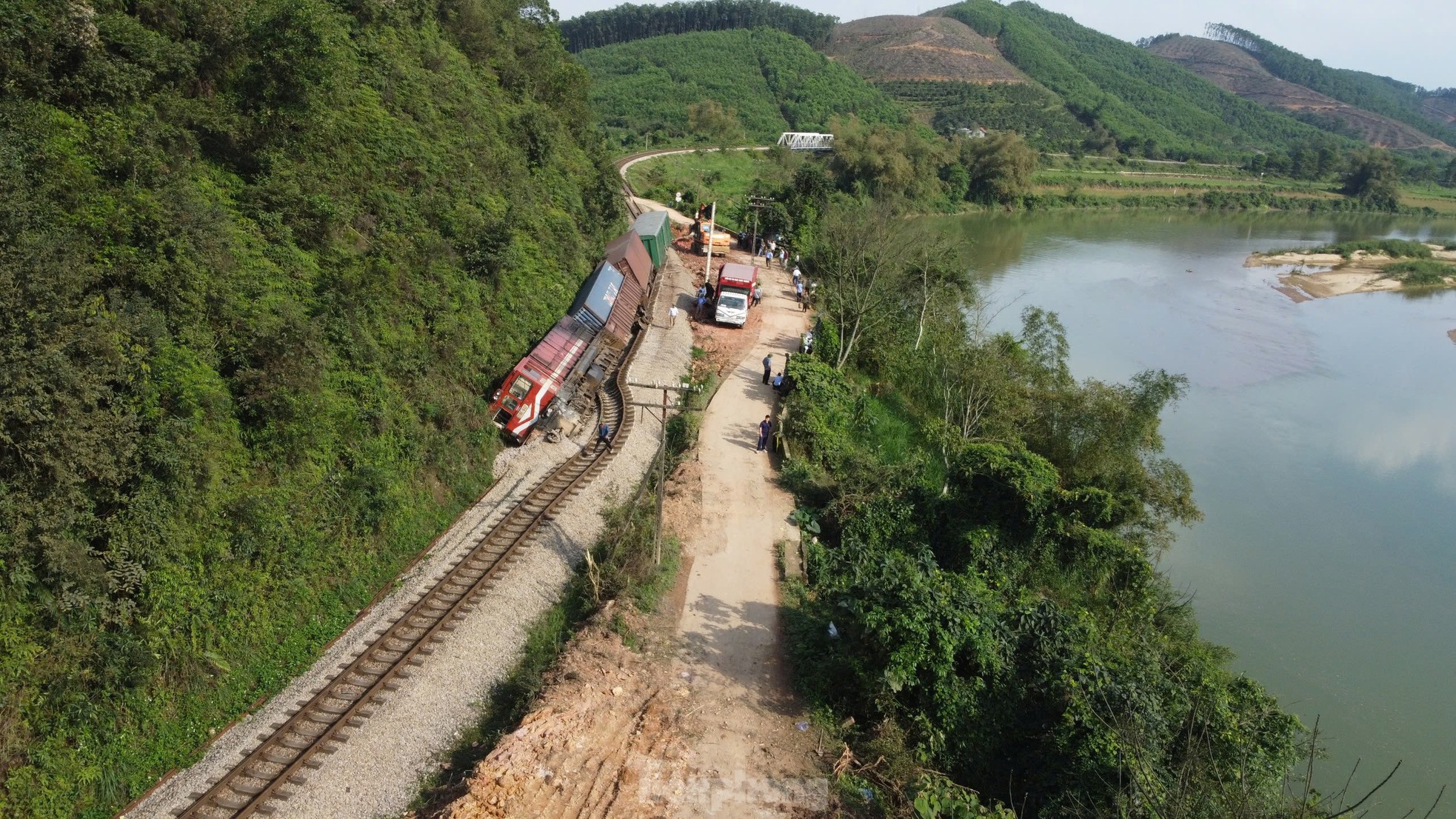 'Lạnh gáy' hiện trường vụ tàu hoả đâm xe tải gãy đôi ở Hà Tĩnh ảnh 10