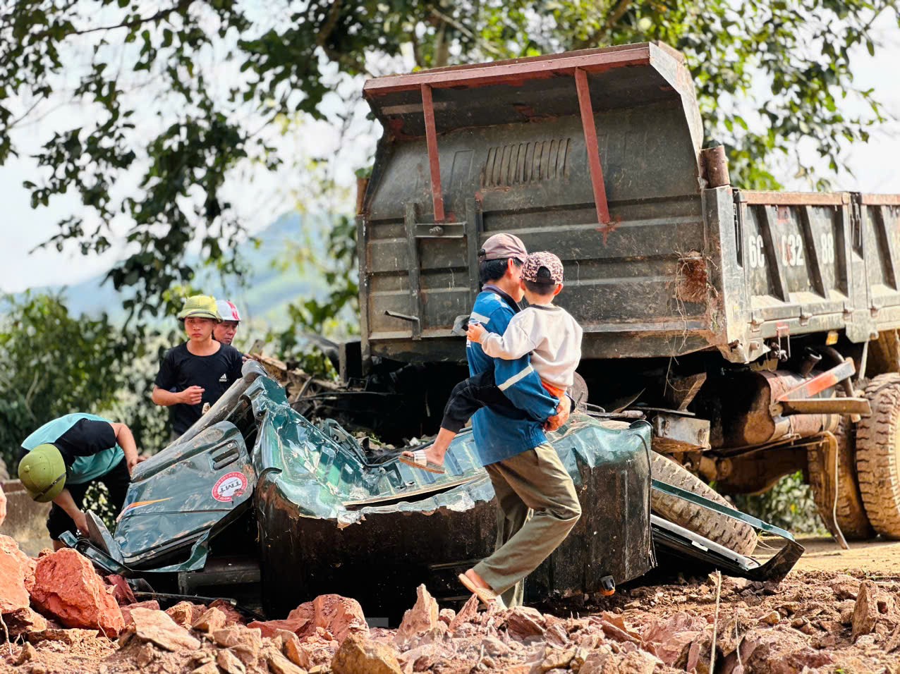 'Lạnh gáy' hiện trường vụ tàu hoả đâm xe tải gãy đôi ở Hà Tĩnh ảnh 3