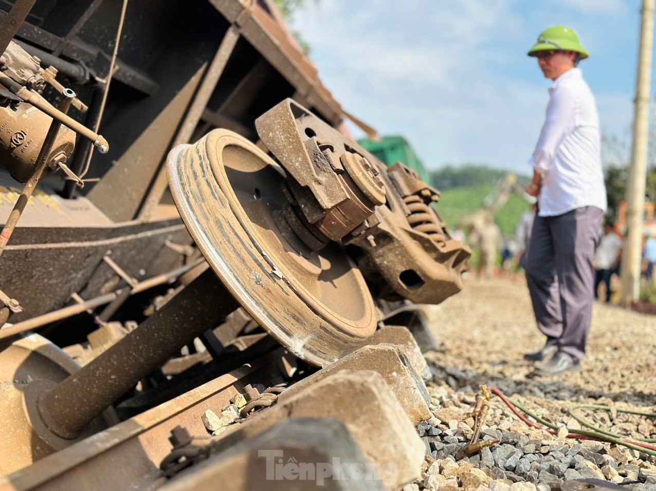 'Lạnh gáy' hiện trường vụ tàu hoả đâm xe tải gãy đôi ở Hà Tĩnh ảnh 5