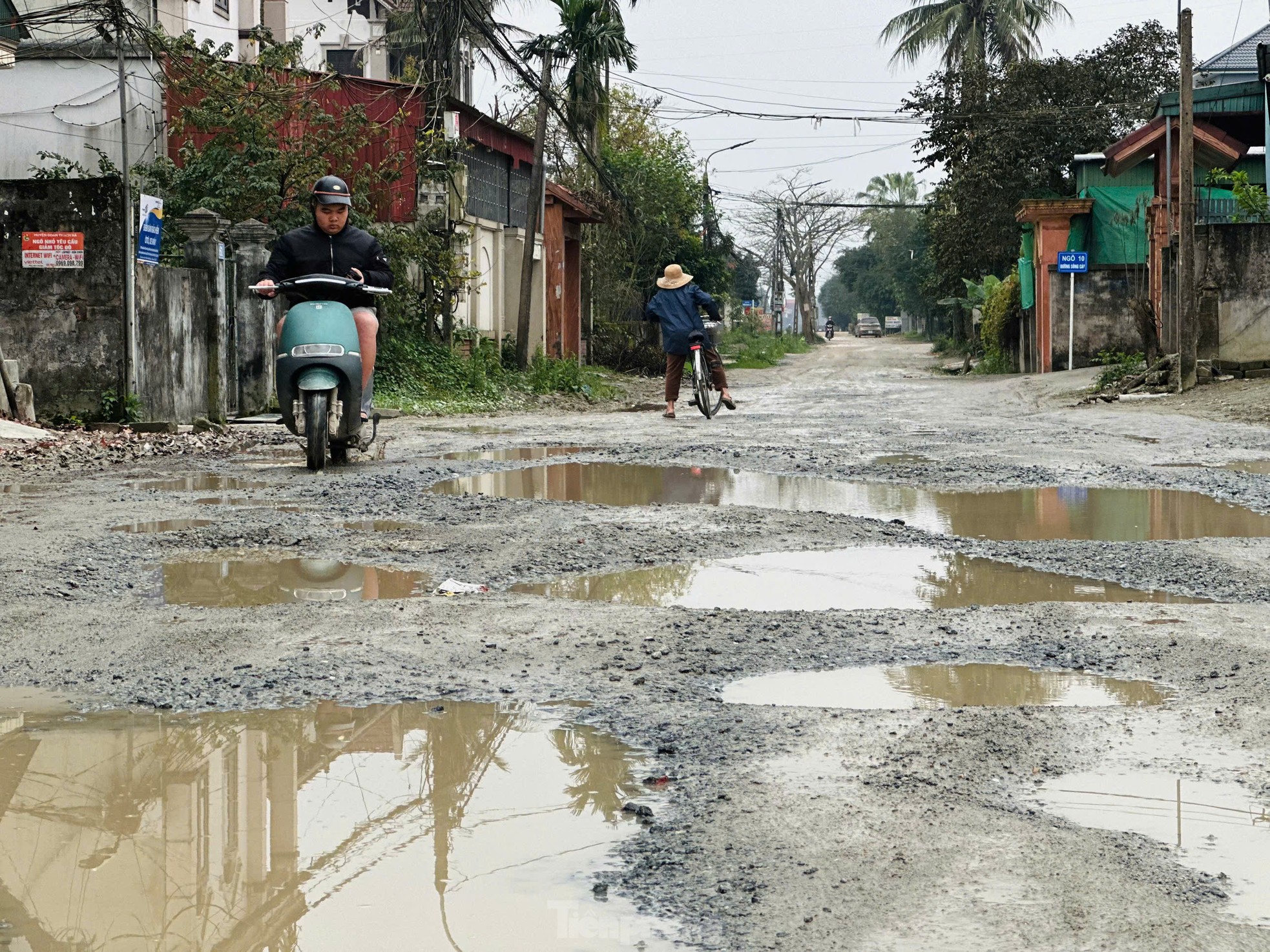 Đường xuống cấp, chi chít “ổ voi" như bẫy người tham gia giao thông ảnh 1