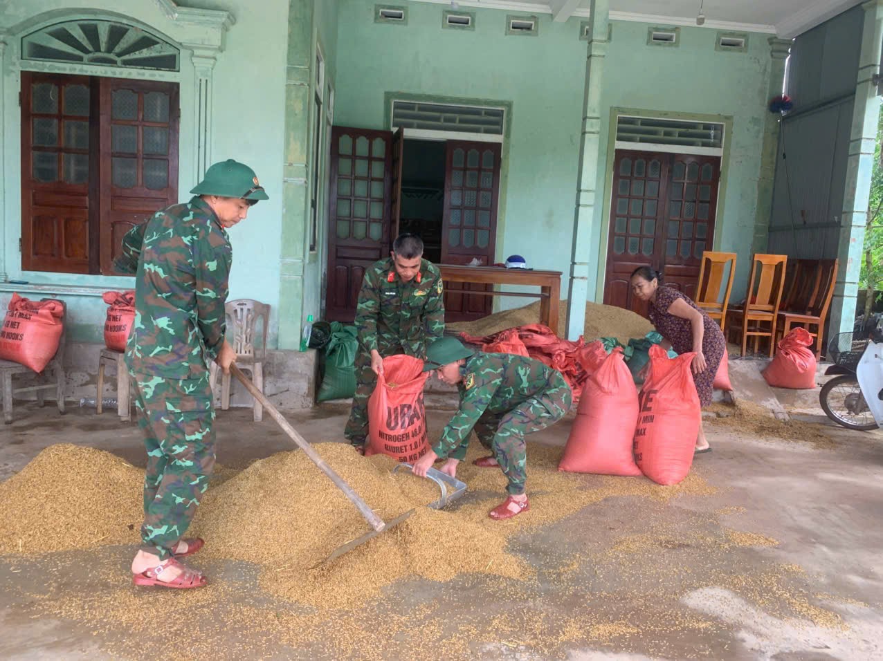 Thanh niên, bộ đội giúp người dân khắc phục sau trận lũ chưa từng có ở Hà Tĩnh ảnh 11