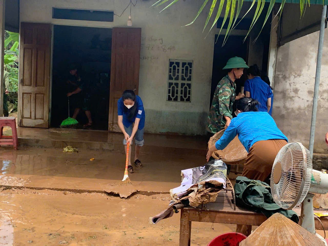 Thanh niên, bộ đội giúp người dân khắc phục sau trận lũ chưa từng có ở Hà Tĩnh ảnh 7