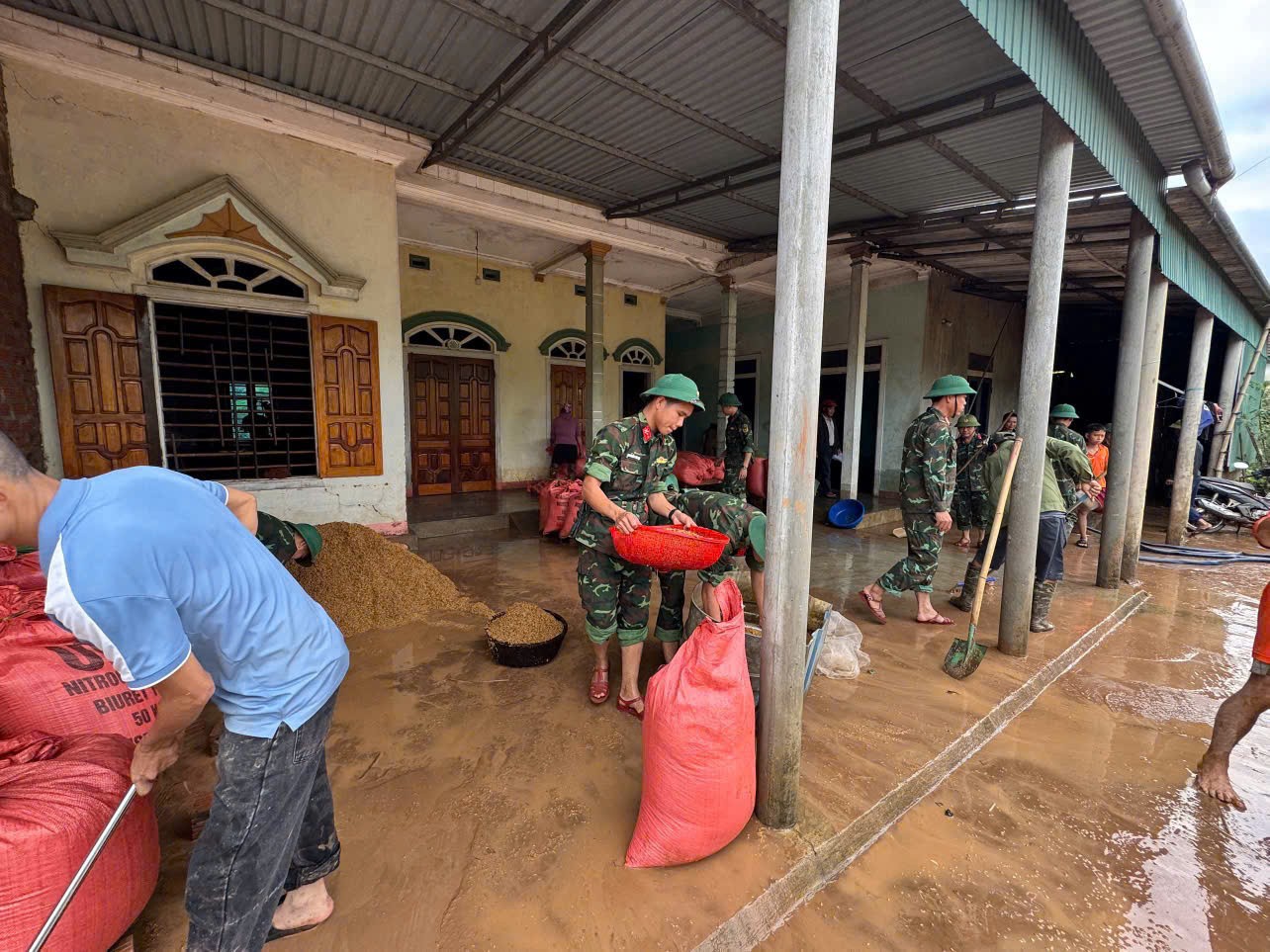 Thanh niên, bộ đội giúp người dân khắc phục sau trận lũ chưa từng có ở Hà Tĩnh ảnh 10