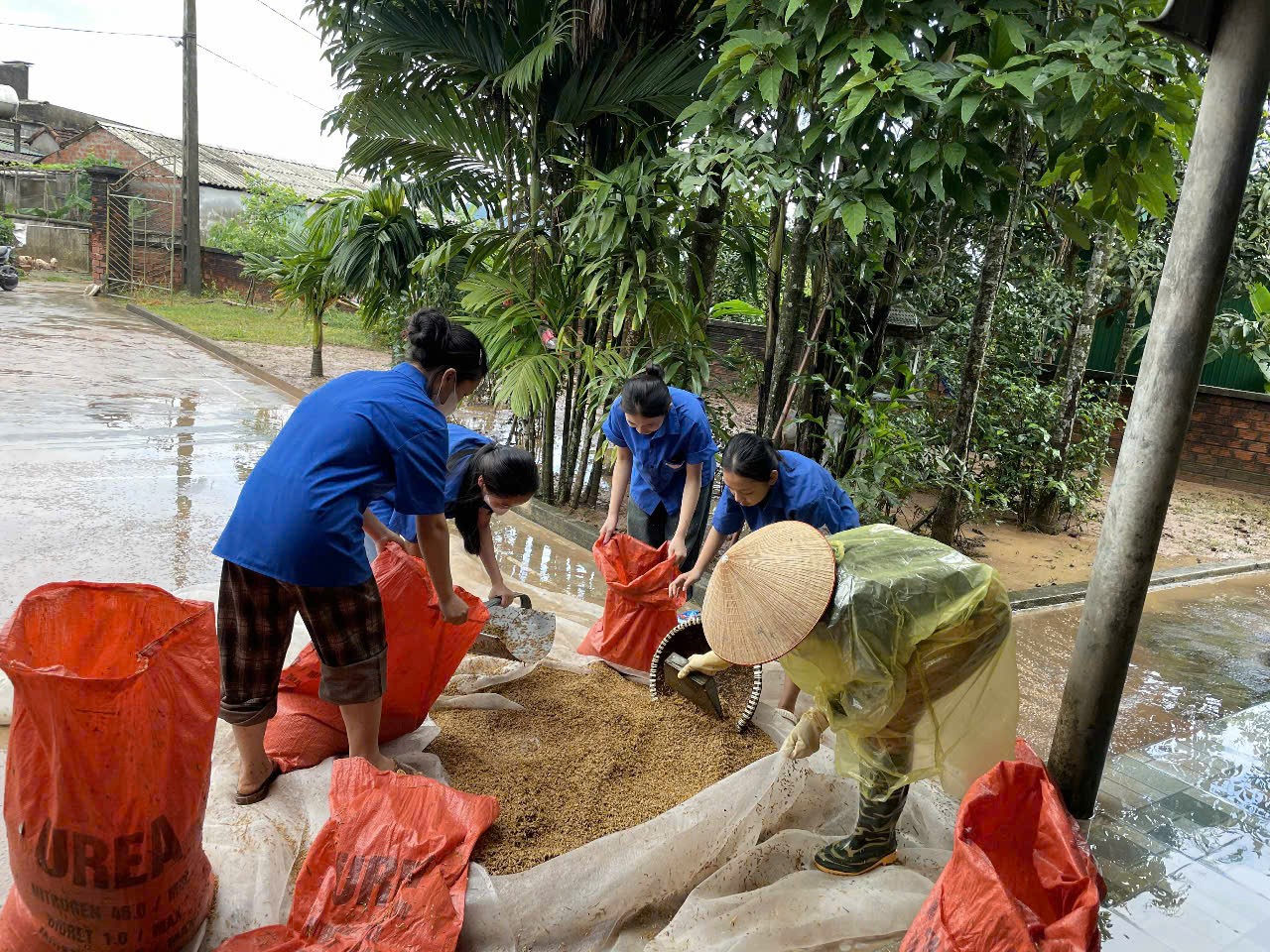 Thanh niên, bộ đội giúp người dân khắc phục sau trận lũ chưa từng có ở Hà Tĩnh ảnh 6