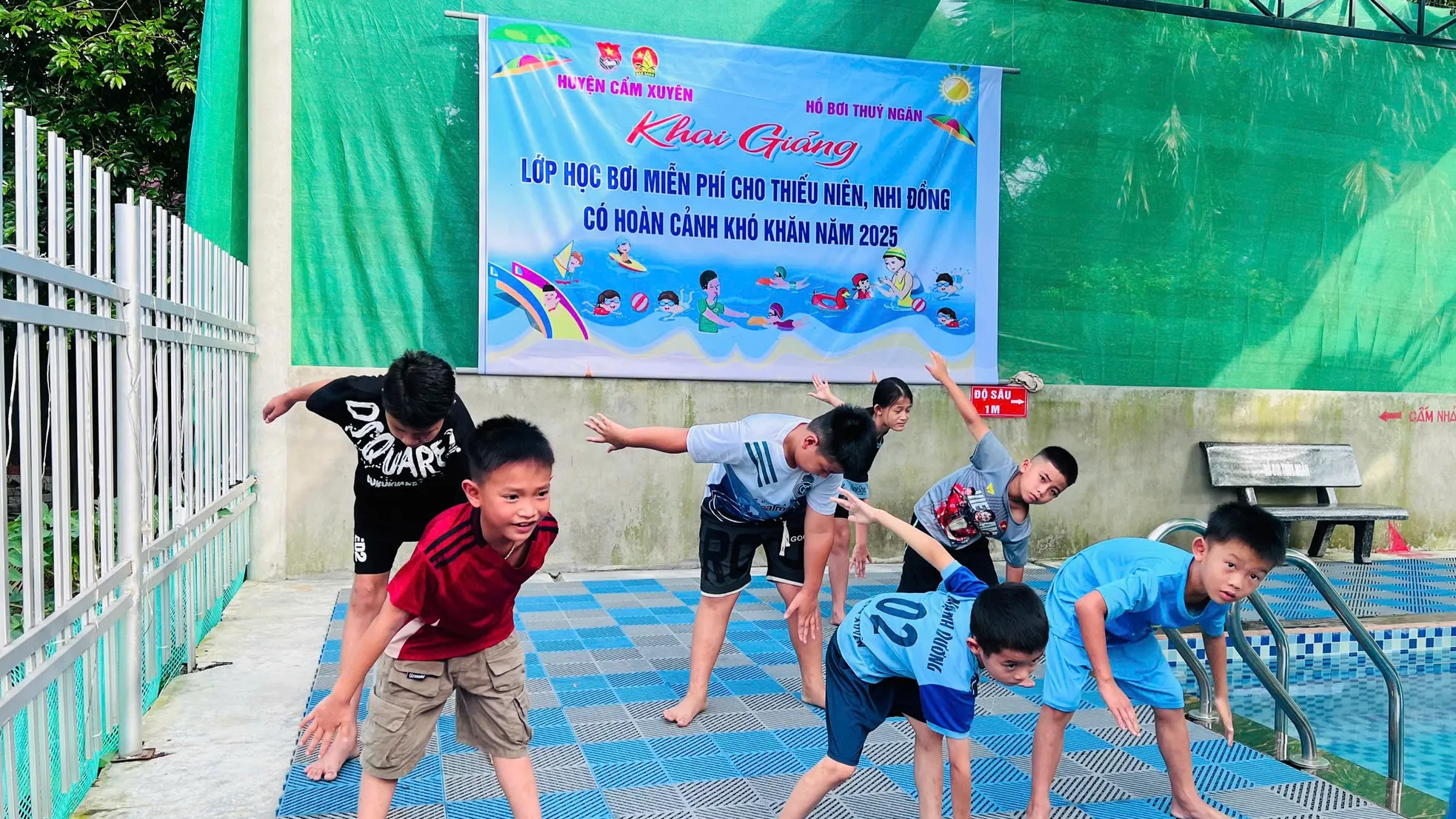 Lớp dạy bơi miễn phí, cắm biển cảnh báo chống đuối nước ảnh 3