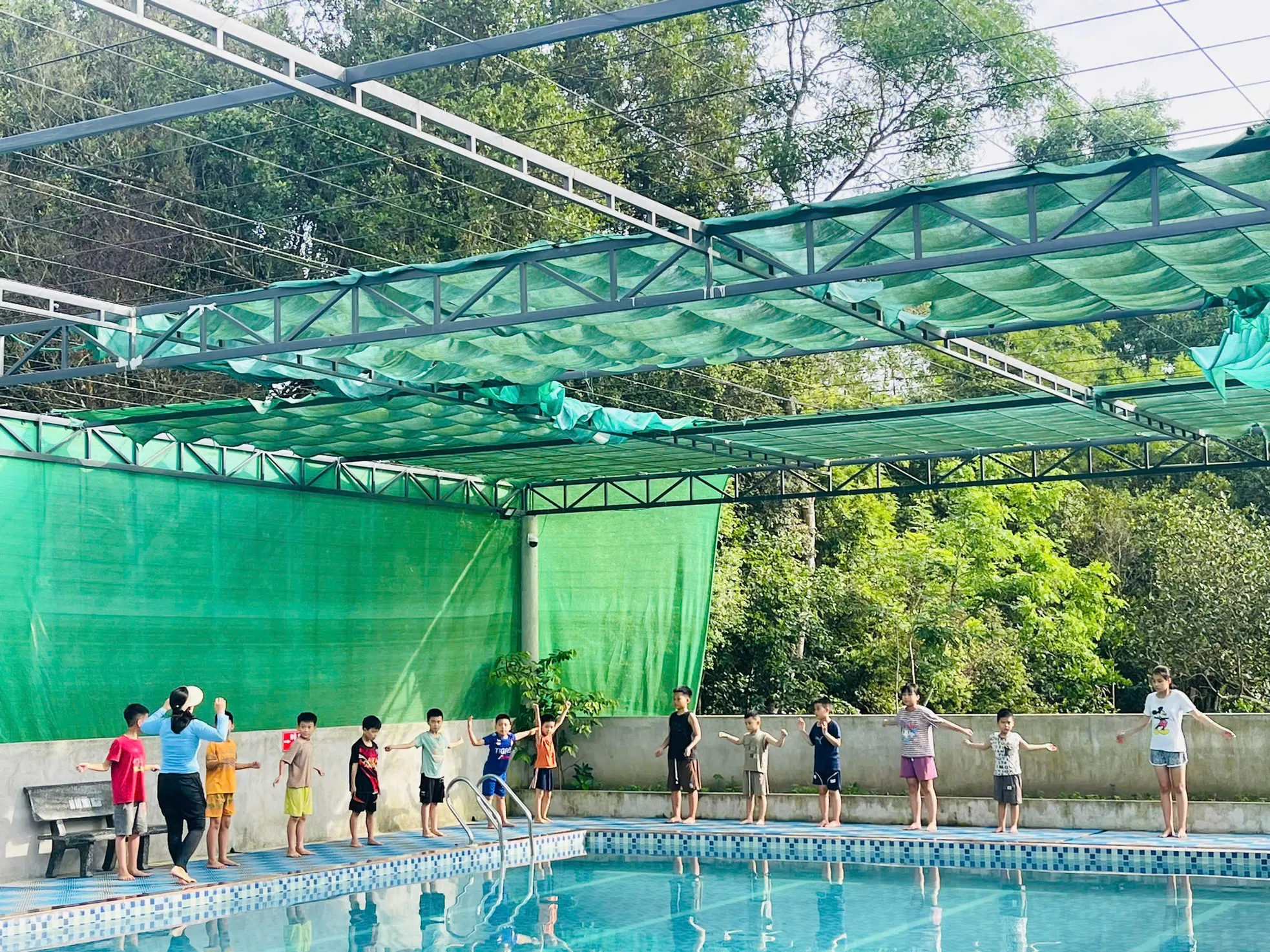 Lớp dạy bơi miễn phí, cắm biển cảnh báo chống đuối nước ảnh 10
