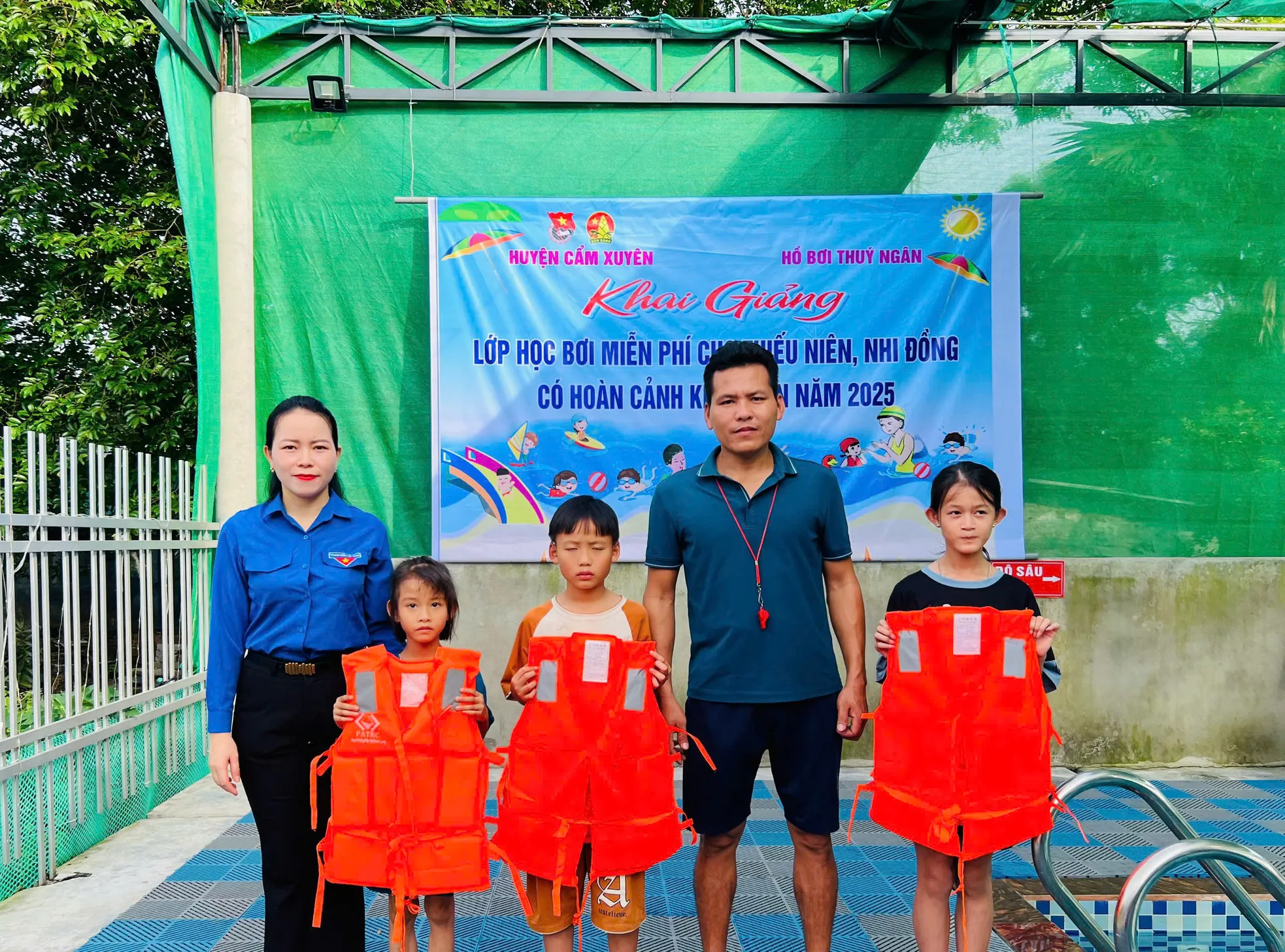 Lớp dạy bơi miễn phí, cắm biển cảnh báo chống đuối nước ảnh 9
