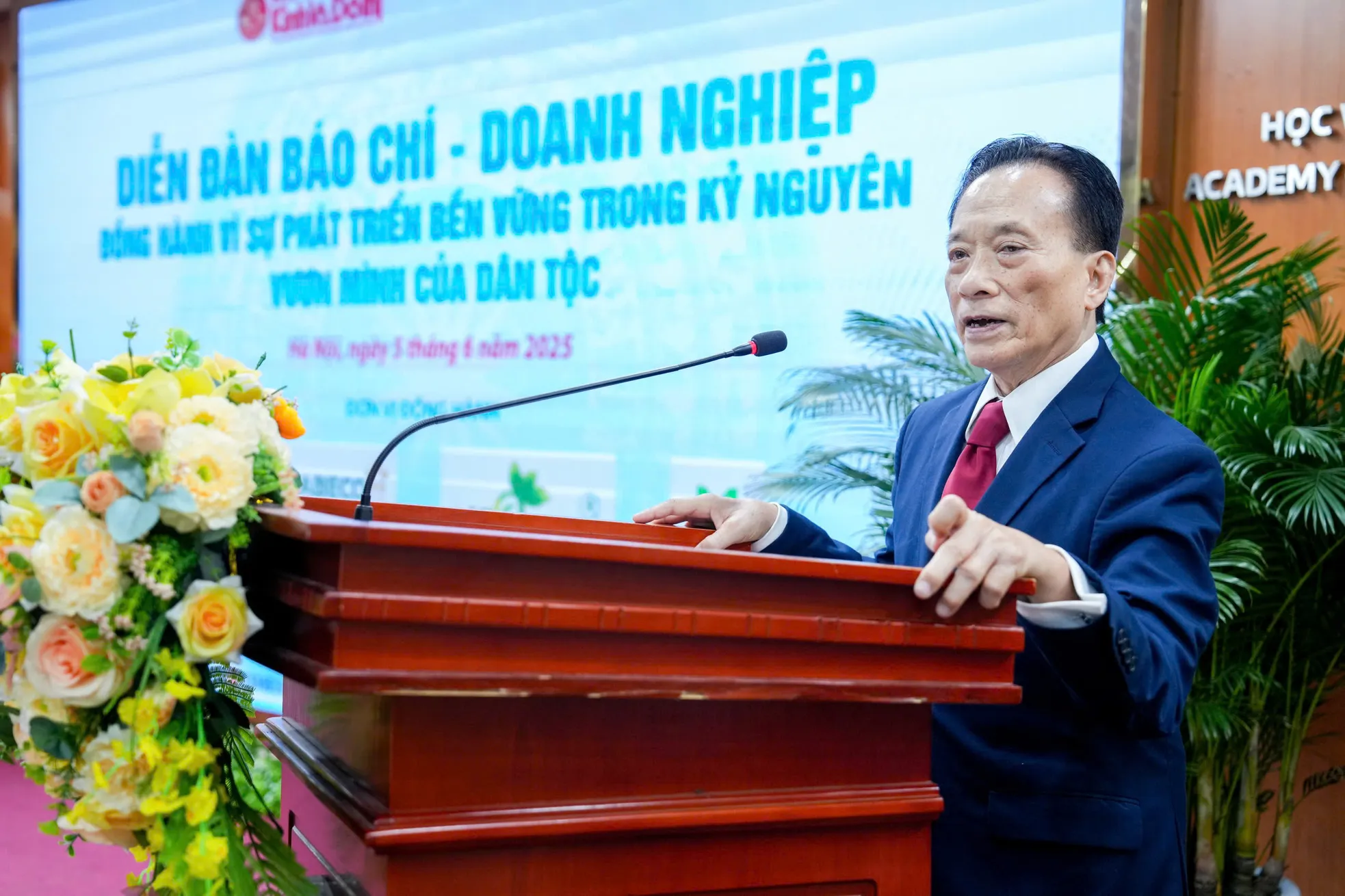 Báo chí phải là ‘người đồng hành bản lĩnh’ ảnh 3