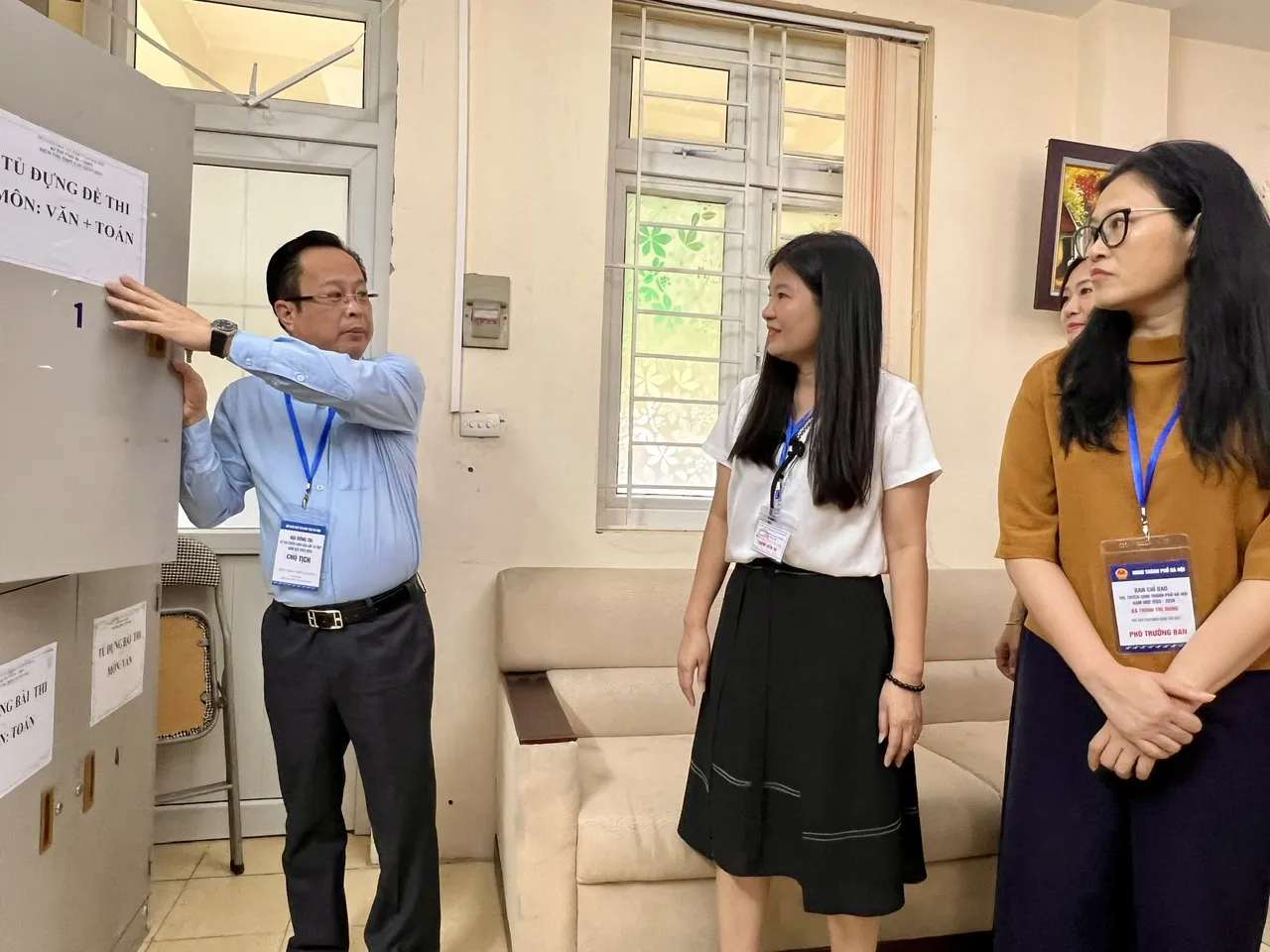Hơn 100.000 thí sinh Hà Nội làm thủ tục thi lớp 10, Giám đốc Sở GD&ĐT đi thị sát ảnh 5