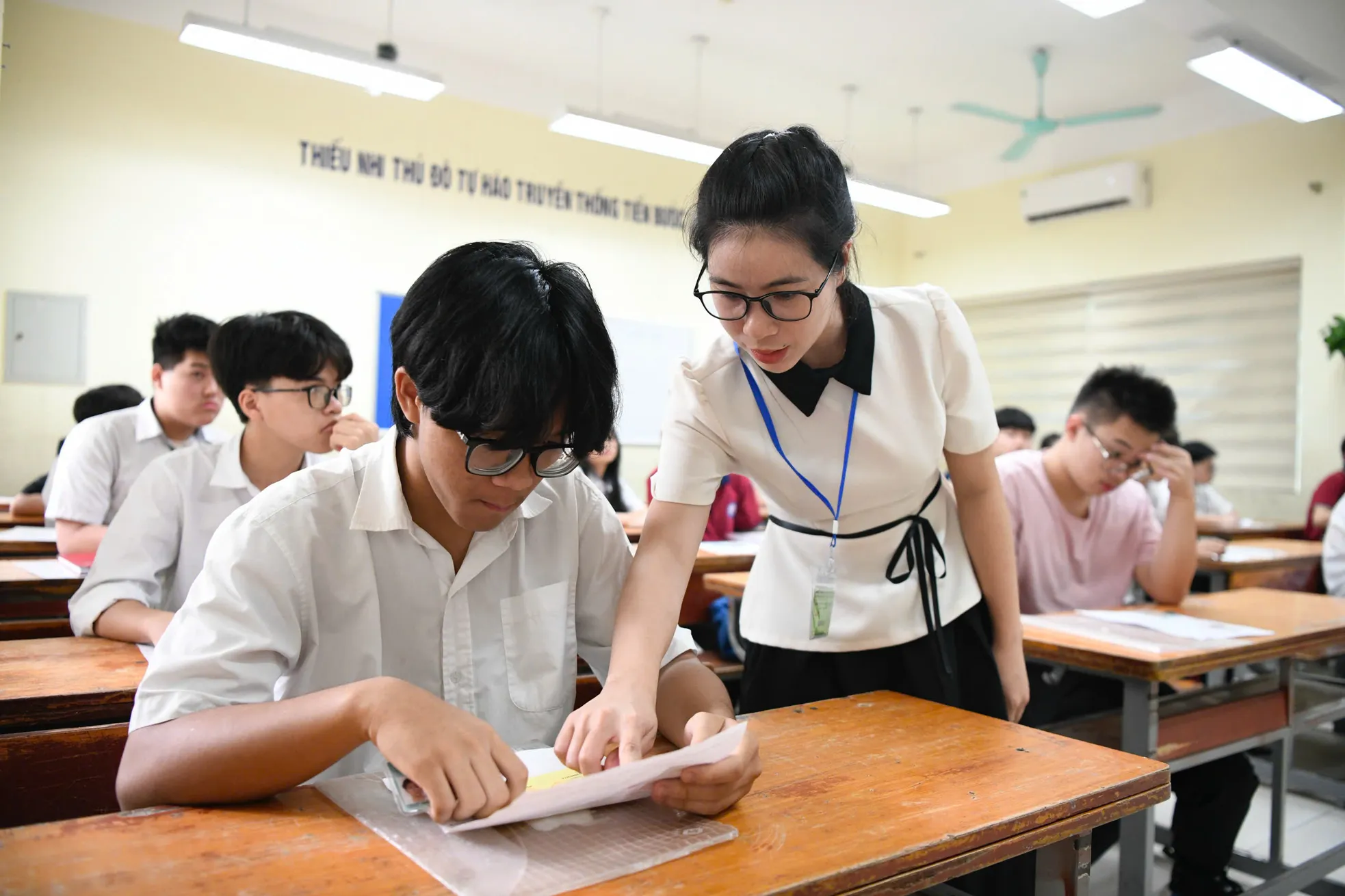 Hơn 100.000 thí sinh Hà Nội làm thủ tục thi lớp 10, Giám đốc Sở GD&ĐT đi thị sát ảnh 7