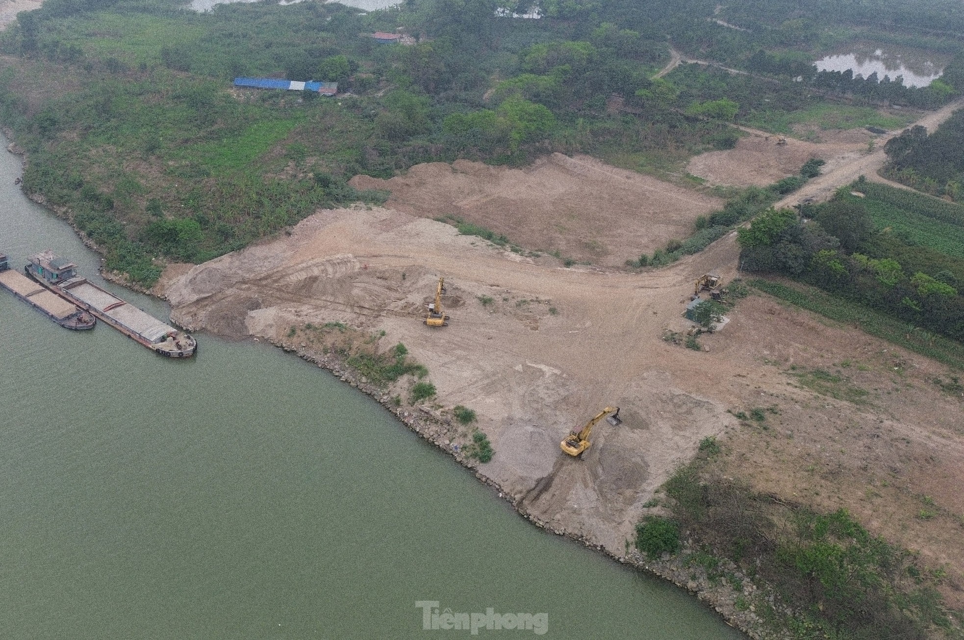 Hà Nội: Hàng loạt bãi trung chuyển vật liệu xây dựng trái phép ven sông Hồng ảnh 1