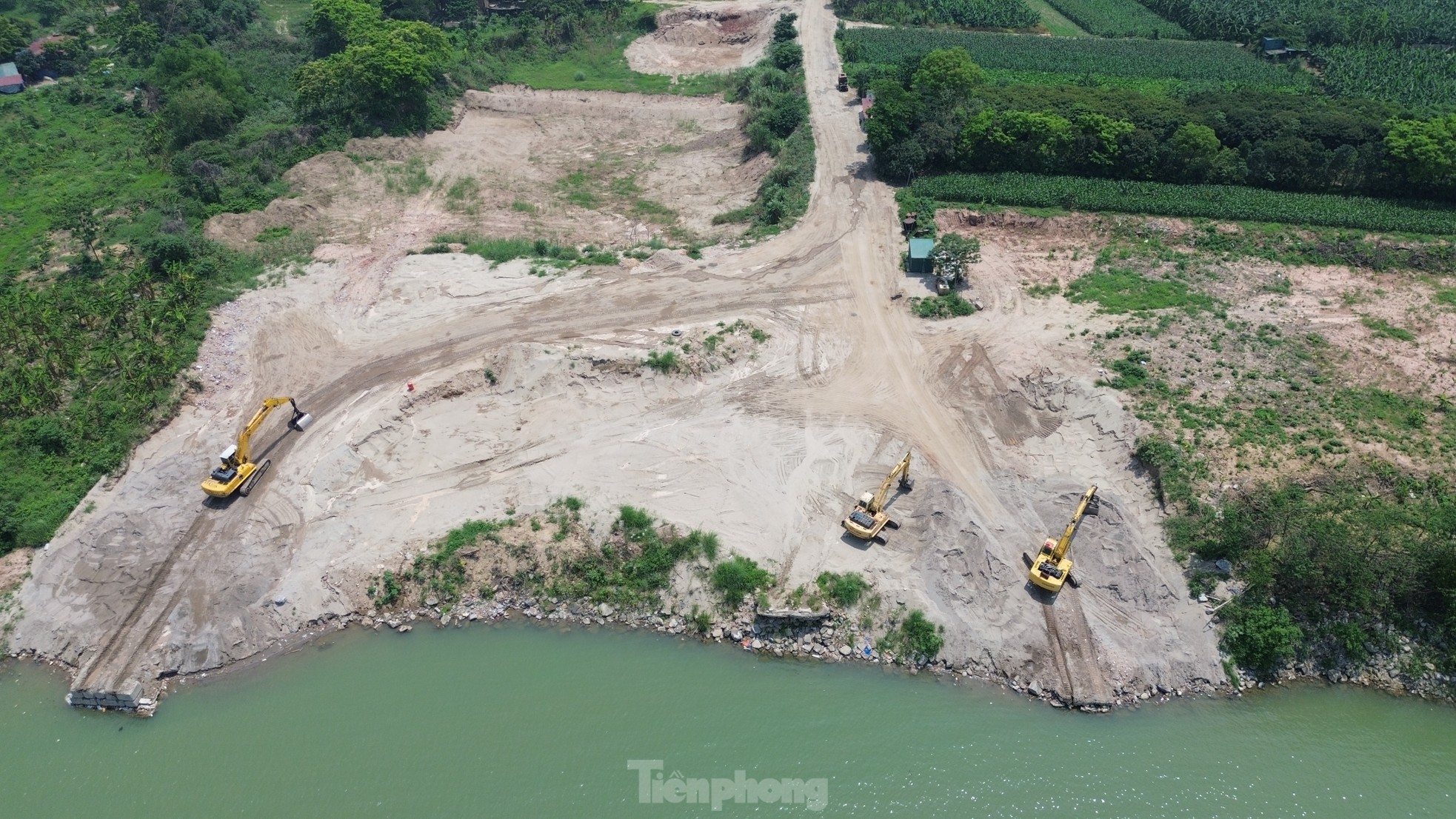 Hà Nội: Hàng loạt bãi trung chuyển vật liệu xây dựng trái phép ven sông Hồng ảnh 3