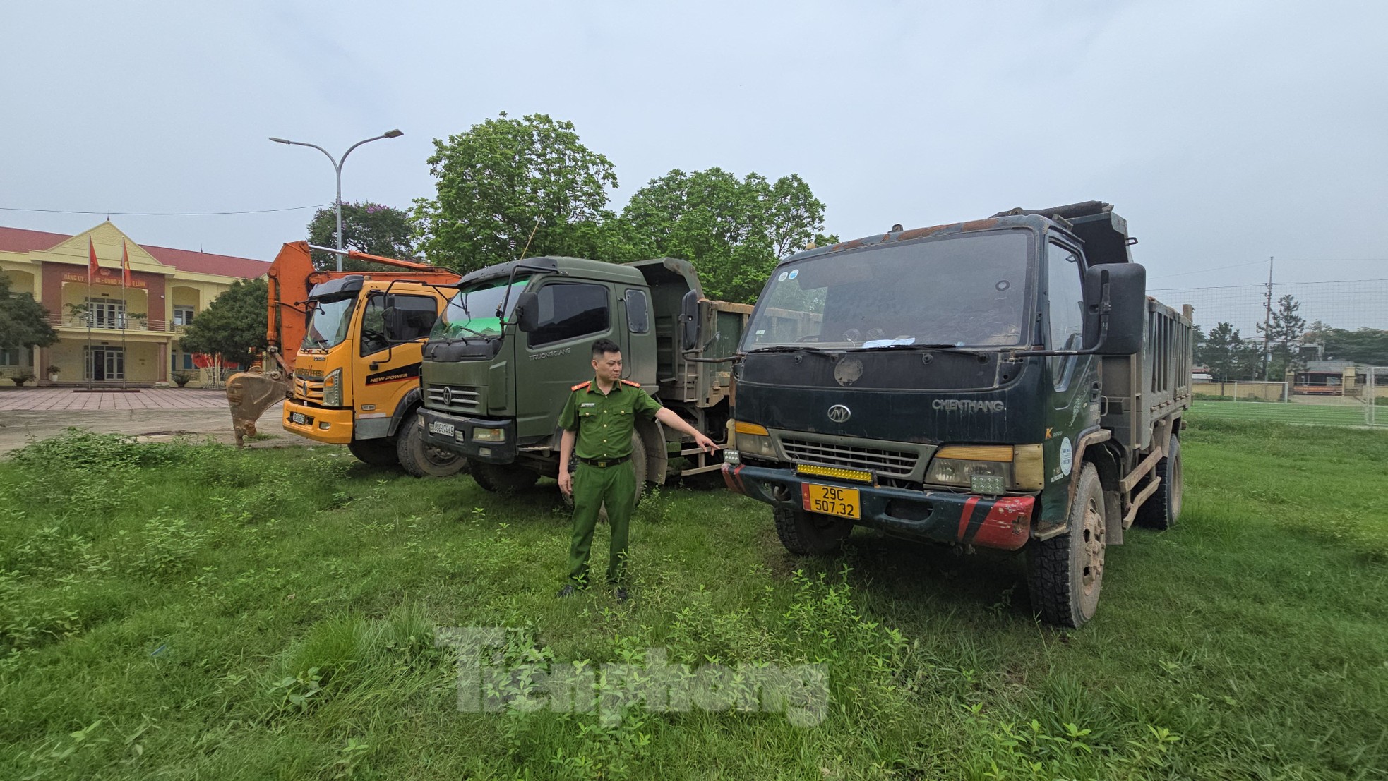 Hà Nội: Tạm giữ 'đoàn' xe tải và máy xúc thực hiện phi vụ hủy hoại tài sản, trộm đất quy mô lớn ở Ba Vì ảnh 7