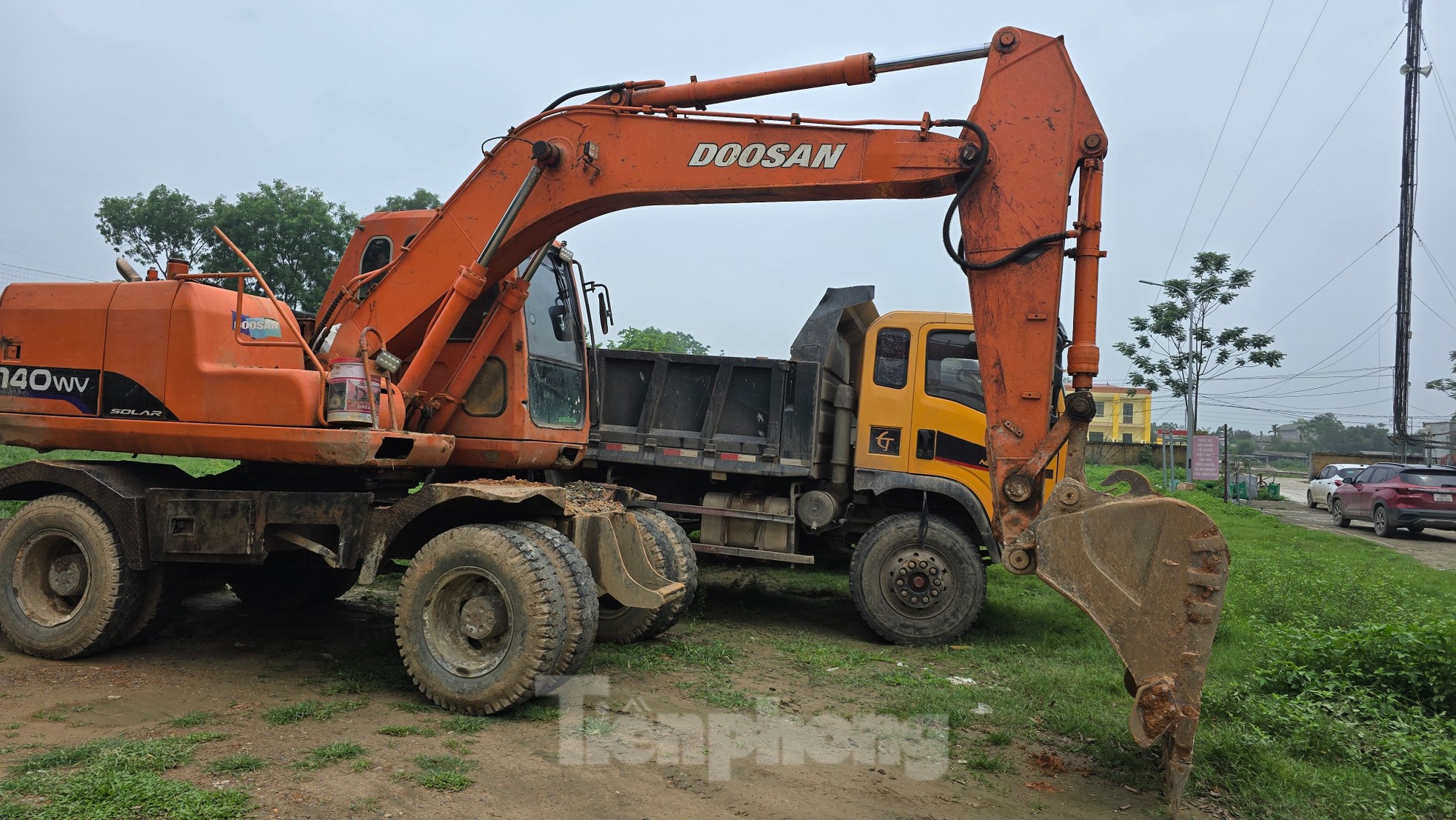 Hà Nội: Tạm giữ 'đoàn' xe tải và máy xúc thực hiện phi vụ hủy hoại tài sản, trộm đất quy mô lớn ở Ba Vì ảnh 8