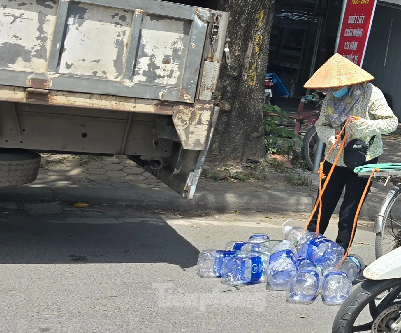 Hà Nội: Mưu sinh trong ngày nắng nóng 40 độ C ảnh 5