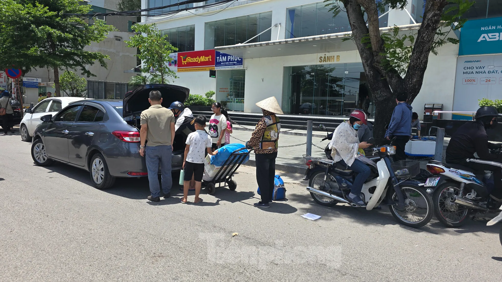Hà Nội: Mưu sinh trong ngày nắng nóng 40 độ C ảnh 4