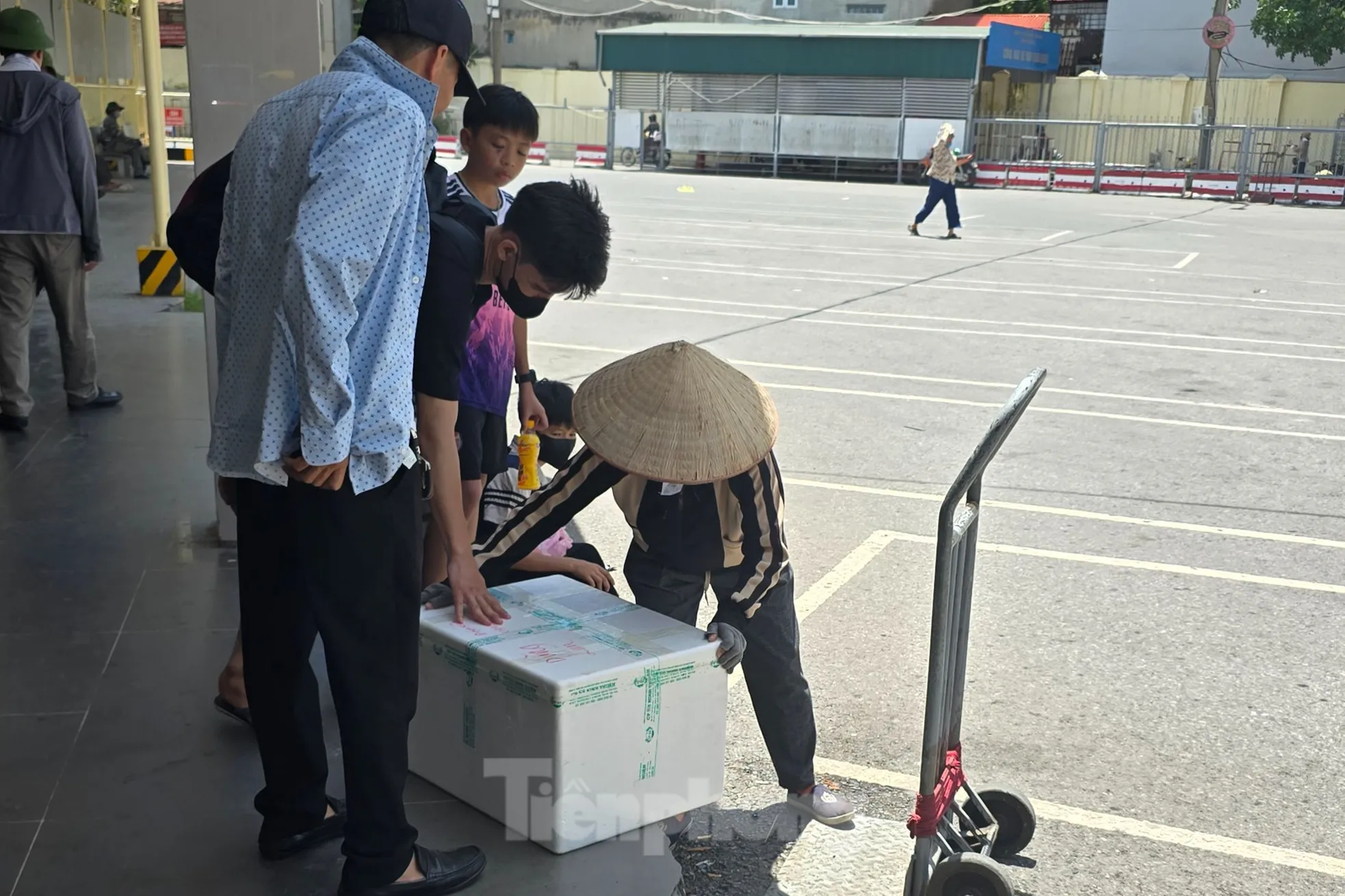 Hà Nội: Mưu sinh trong ngày nắng nóng 40 độ C ảnh 3