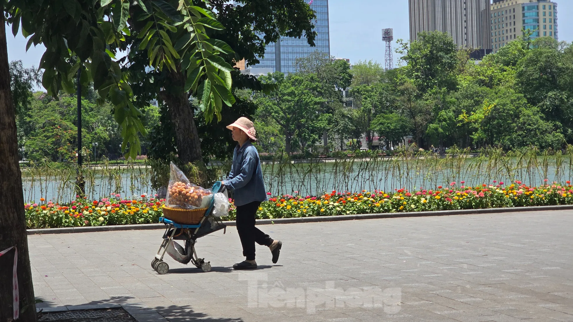 Hà Nội: Mưu sinh trong ngày nắng nóng 40 độ C ảnh 7