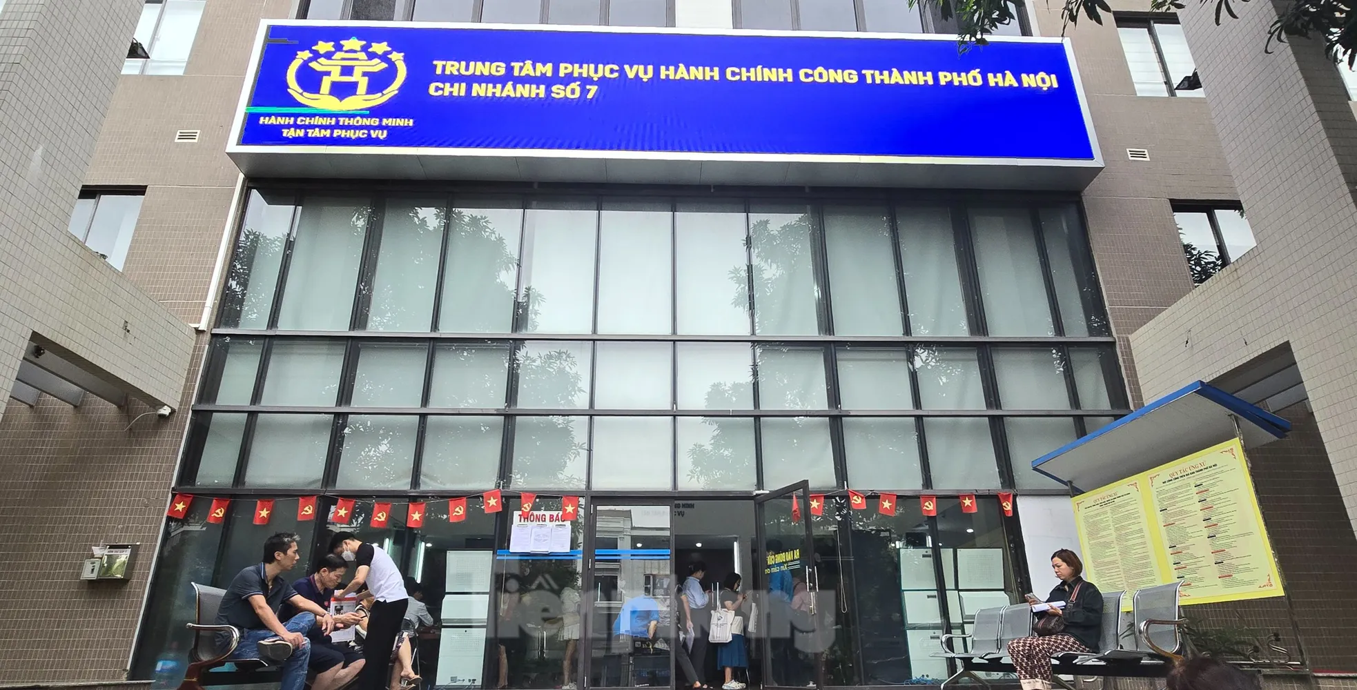 Hà Nội: Công dân xếp hàng chờ làm thủ tục, phường trang bị thẻ rung báo đến lượt ảnh 1