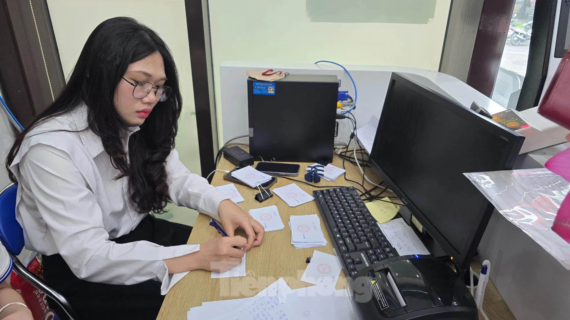 Hà Nội: Công dân xếp hàng chờ làm thủ tục, phường trang bị thẻ rung báo đến lượt ảnh 6