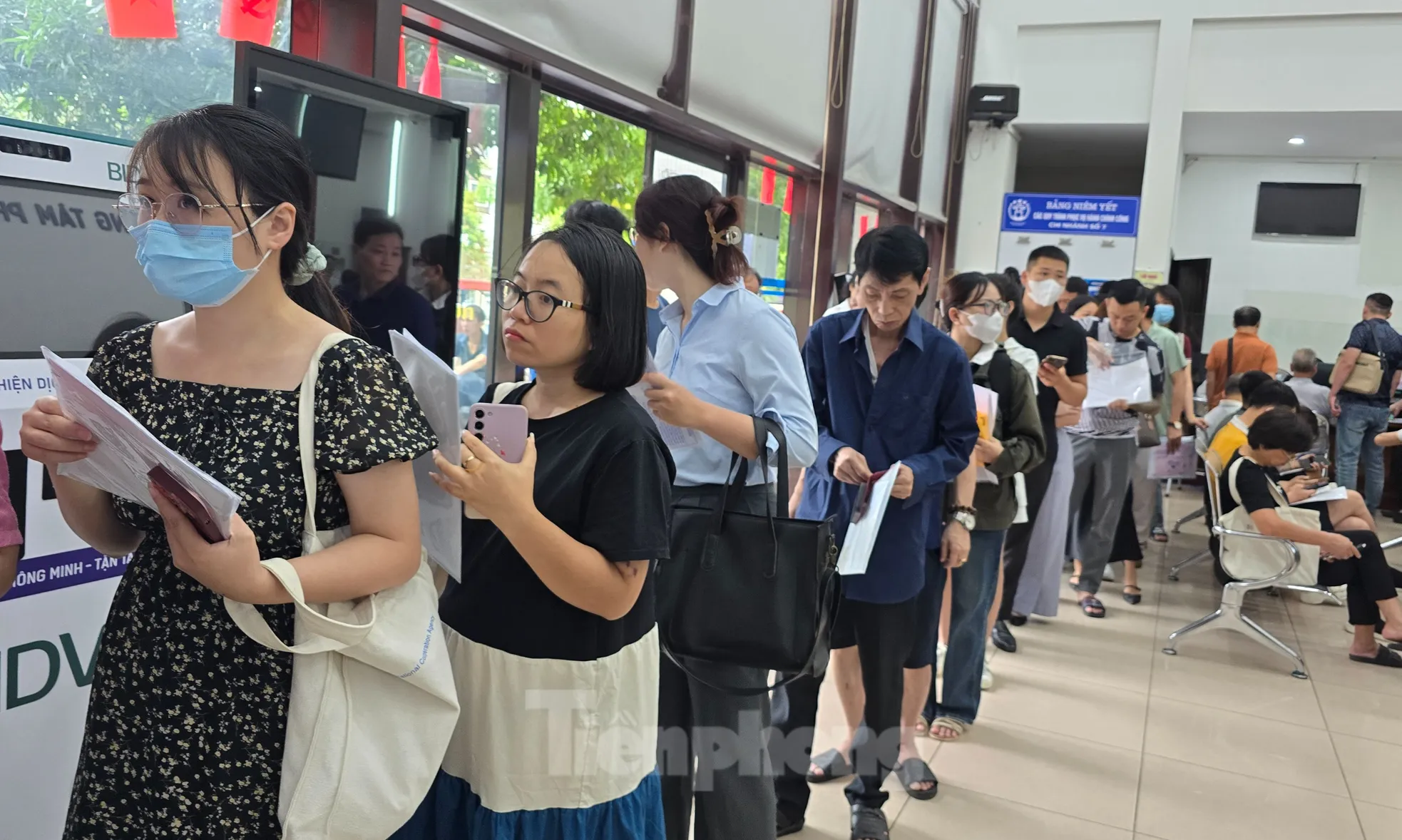 Hà Nội: Công dân xếp hàng chờ làm thủ tục, phường trang bị thẻ rung báo đến lượt ảnh 2