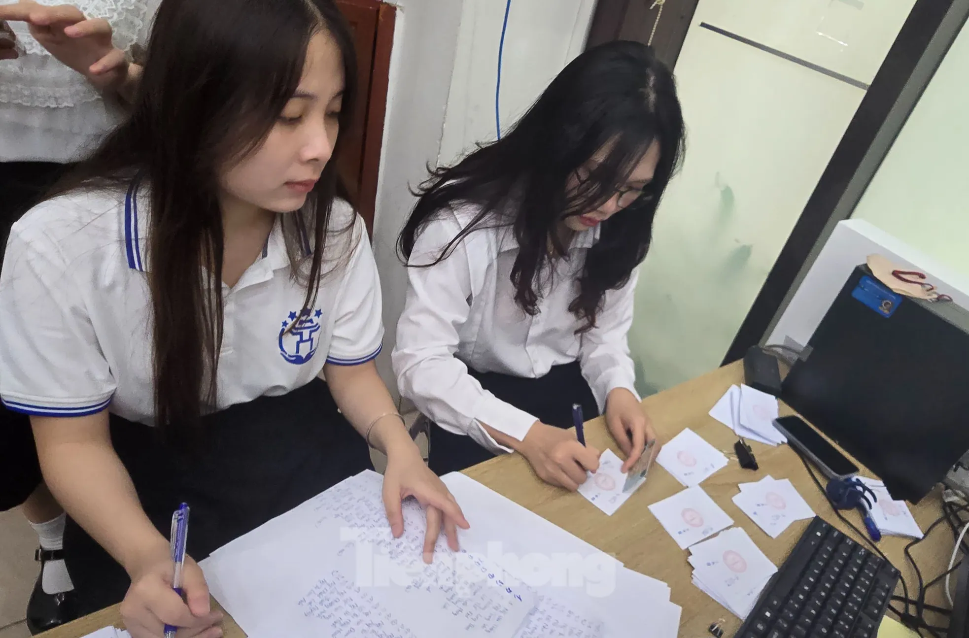 Hà Nội: Công dân xếp hàng chờ làm thủ tục, phường trang bị thẻ rung báo đến lượt ảnh 4