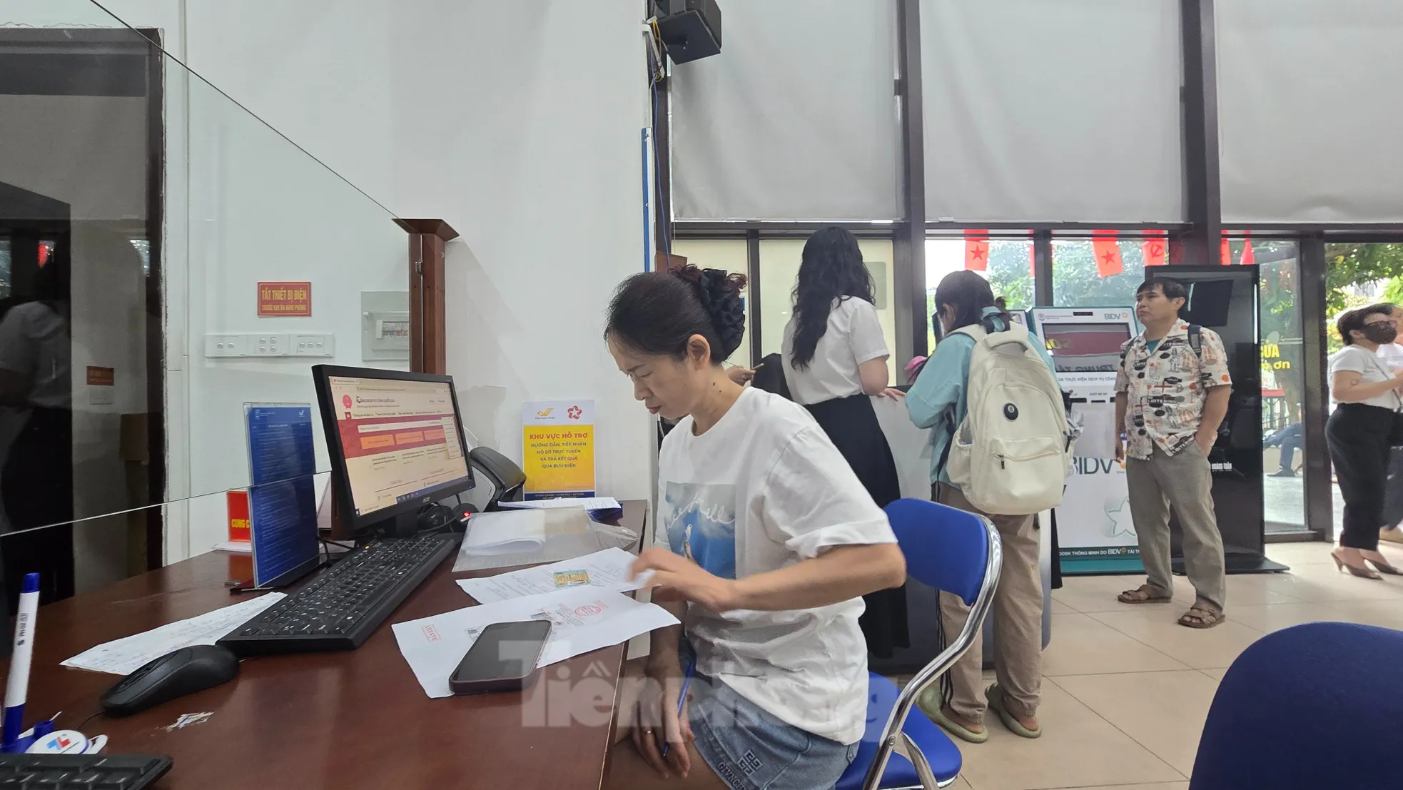 Hà Nội: Công dân xếp hàng chờ làm thủ tục, phường trang bị thẻ rung báo đến lượt ảnh 3