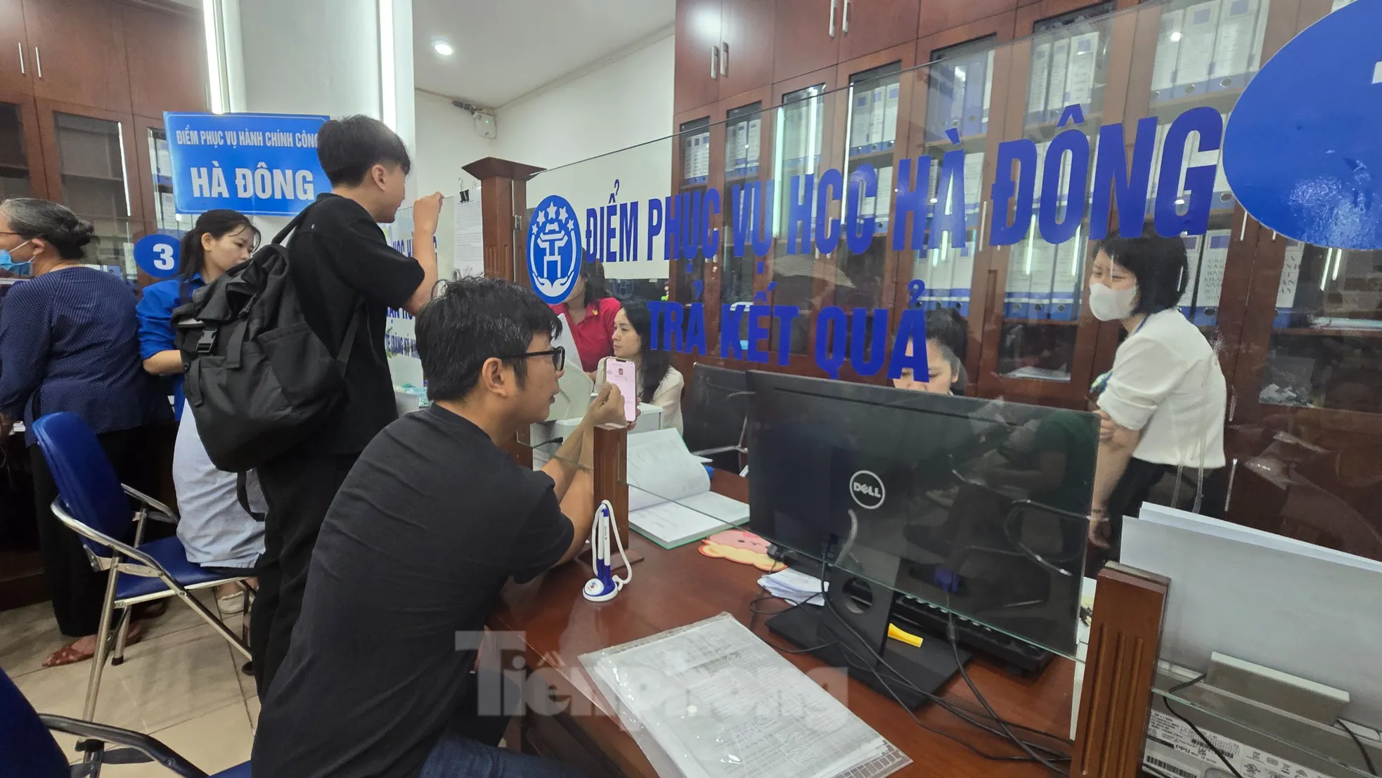 Hà Nội: Công dân xếp hàng chờ làm thủ tục, phường trang bị thẻ rung báo đến lượt ảnh 5