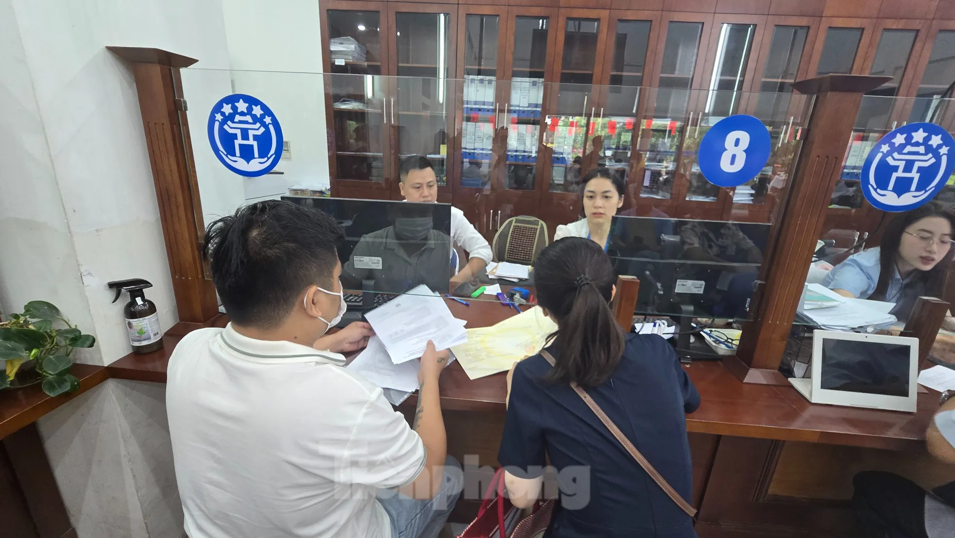 Hà Nội: Công dân xếp hàng chờ làm thủ tục, phường trang bị thẻ rung báo đến lượt ảnh 13