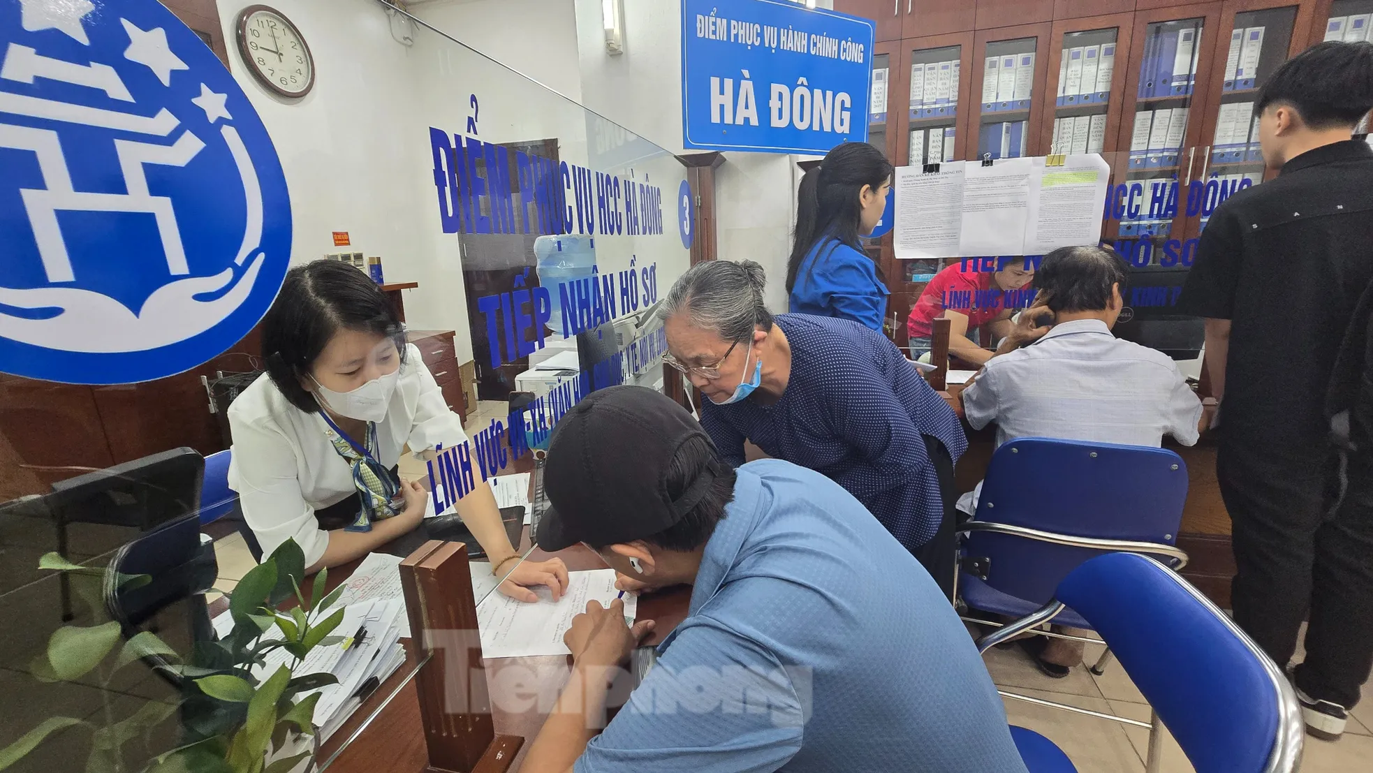 Hà Nội: Công dân xếp hàng chờ làm thủ tục, phường trang bị thẻ rung báo đến lượt ảnh 11